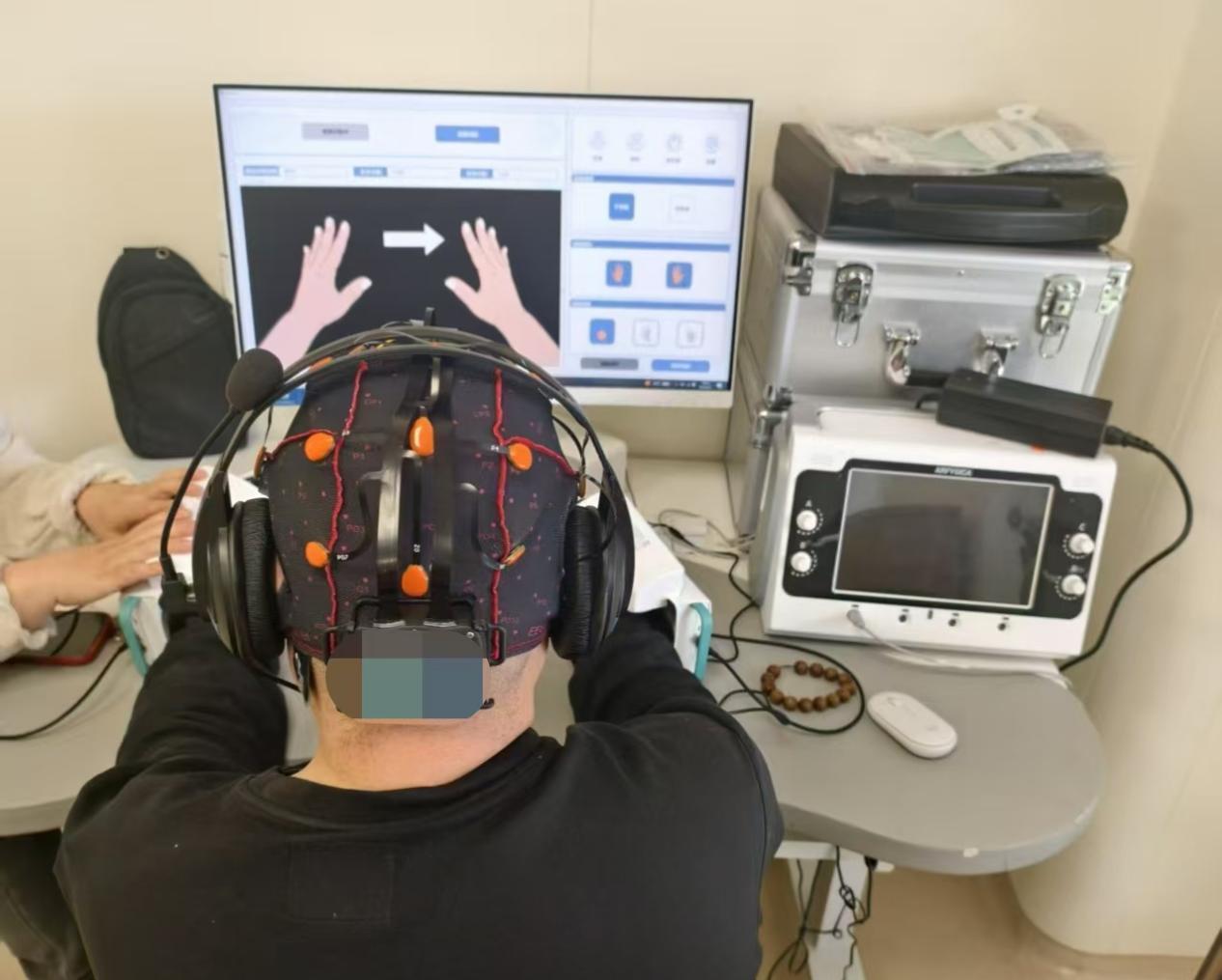 Un patient effectue des mouvements de la main à l’aide d’une interface cerveau-ordinateur. /CMG