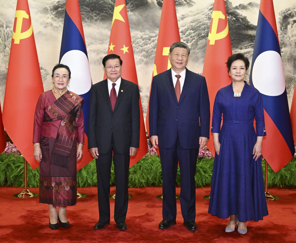 Le secrétaire général du Comité central du Parti communiste chinois et président chinois Xi Jinping et son épouse Peng Liyuan posent pour une photo de groupe avec le secrétaire général du Comité central du Parti révolutionnaire populaire lao et président laotien Thongloun Sisoulith et son épouse Naly Sisoulith à Pékin, en Chine, le 5 juin 2026. /Xinhua