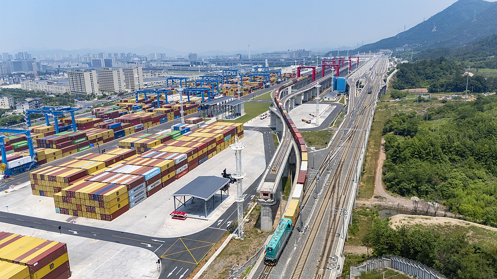 Un train de marchandises intermodal rail-mer part du port international de Yiwu (Suxi) à Jinhua, province du Zhejiang, Chine, le 4 juin 2026. /VCG