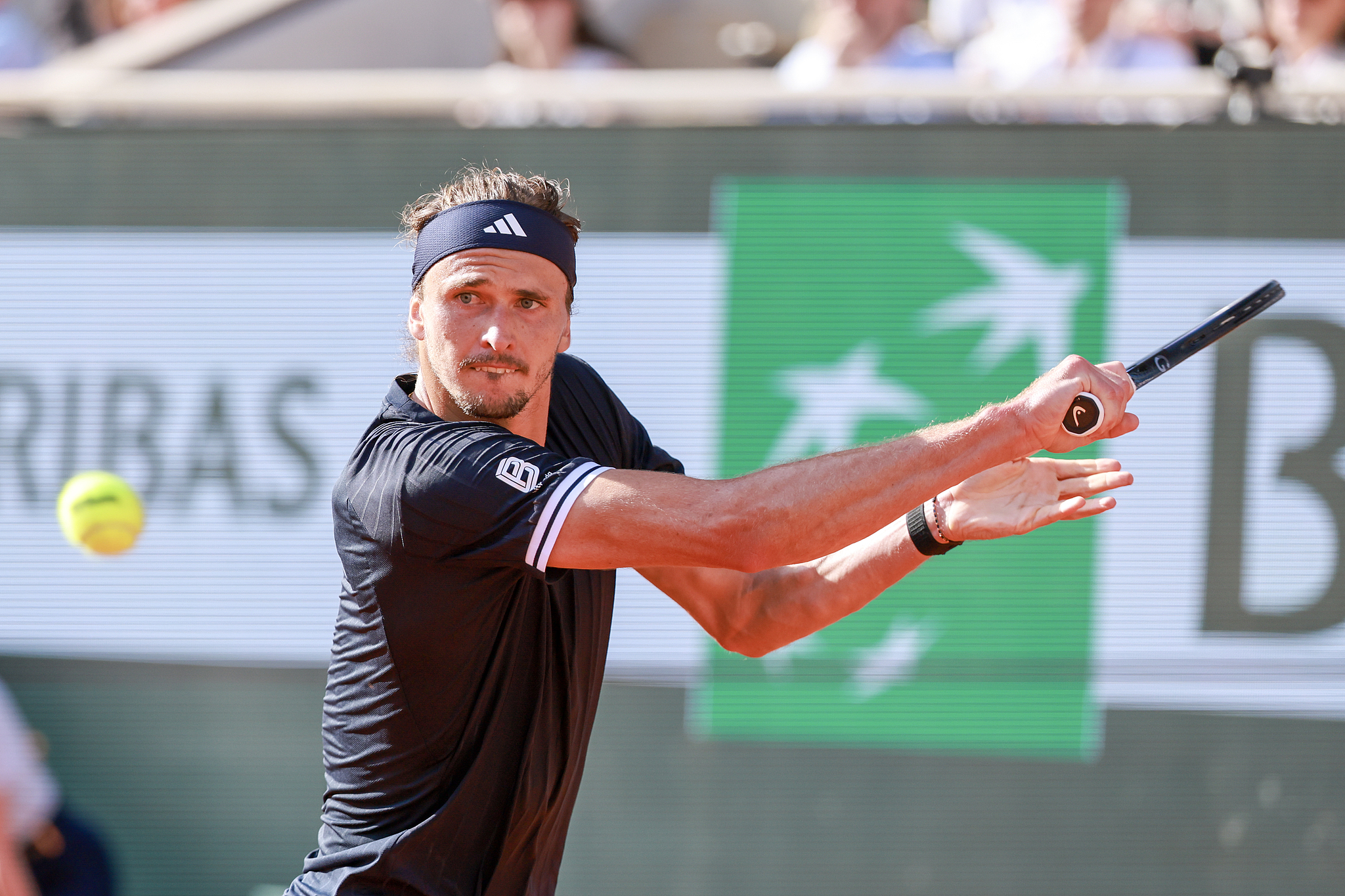 L'Allemand Alexander Zverev réussit un tir lors de la finale du simple messieurs contre l'Italien Flavio Cobolli à Roland-Garros à Paris, France, le 7 juin 2026. /VCG