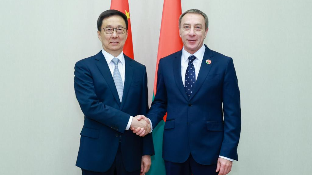 Le vice-président chinois Han Zheng (à gauche) rencontre le premier vice-Premier ministre biélorusse Nikolai Snopkov à Minsk, en Biélorussie, le 6 juin 2026. /Xinhua