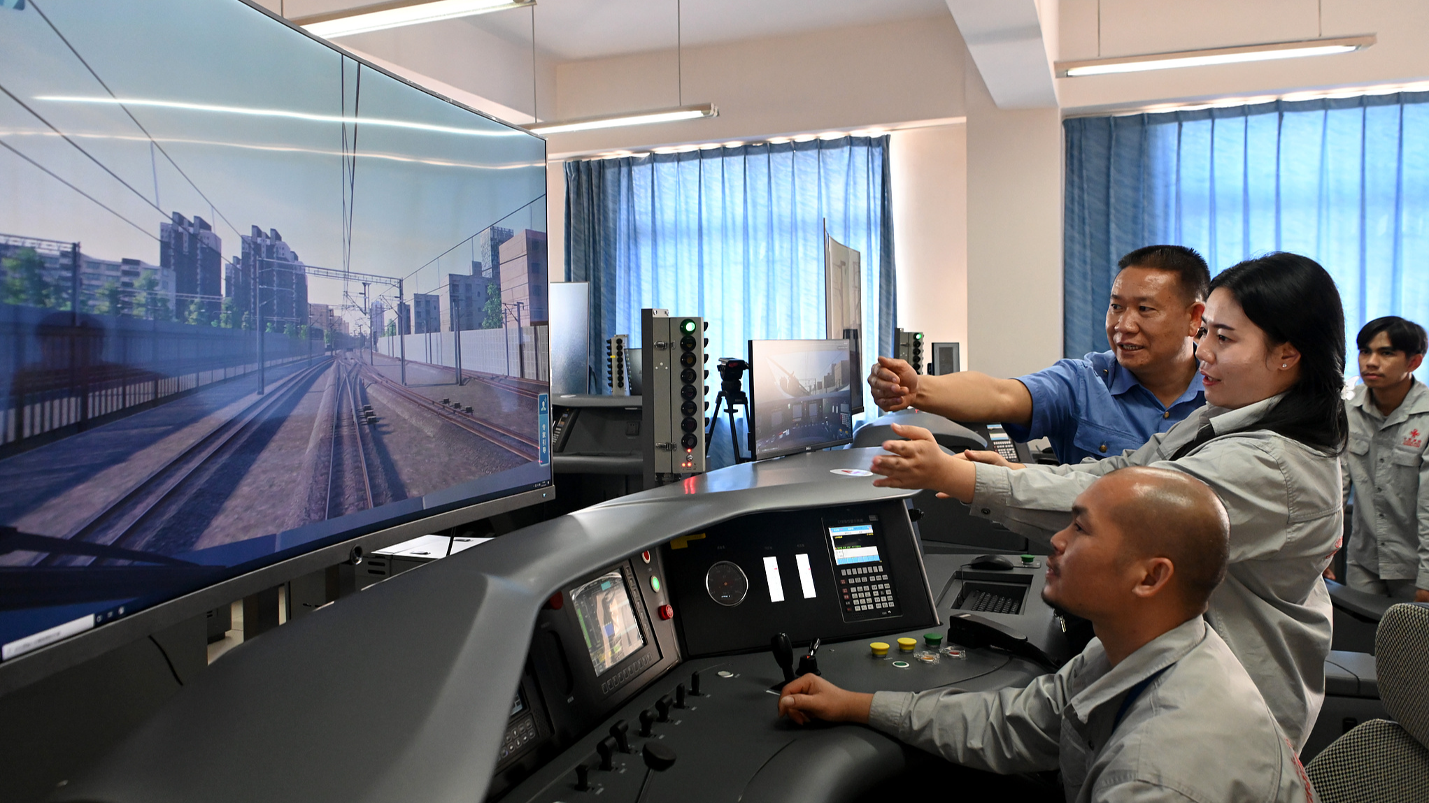 Des stagiaires des chemins de fer laotiens reçoivent une formation dans une salle de classe sur simulateur de conduite de train à Kunming, province du Yunnan, Chine, le 28 juin 2022. /VCG