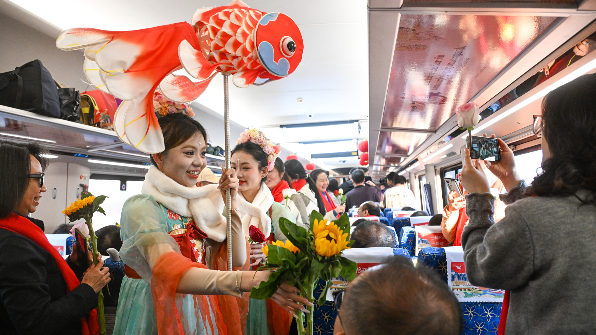 Un train international de voyageurs sur la ligne ferroviaire Chine-Laos accueille un événement culturel sur le thème de la Fête du Printemps le 4 février 2026. /VCG