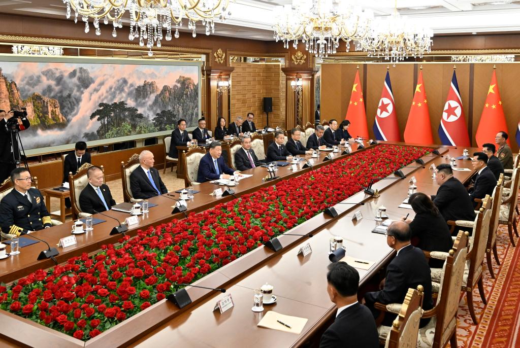 Xi Jinping, secrétaire général du Comité central du Parti communiste chinois et président chinois, s'entretient avec Kim Jong Un, secrétaire général du Parti du travail de Corée et président des Affaires d'État de la République populaire démocratique de Corée (RPDC), à la maison d'hôtes d'État Kumsusan à Pyongyang, en RPDC, le 8 juin 2026. /Xinhua
