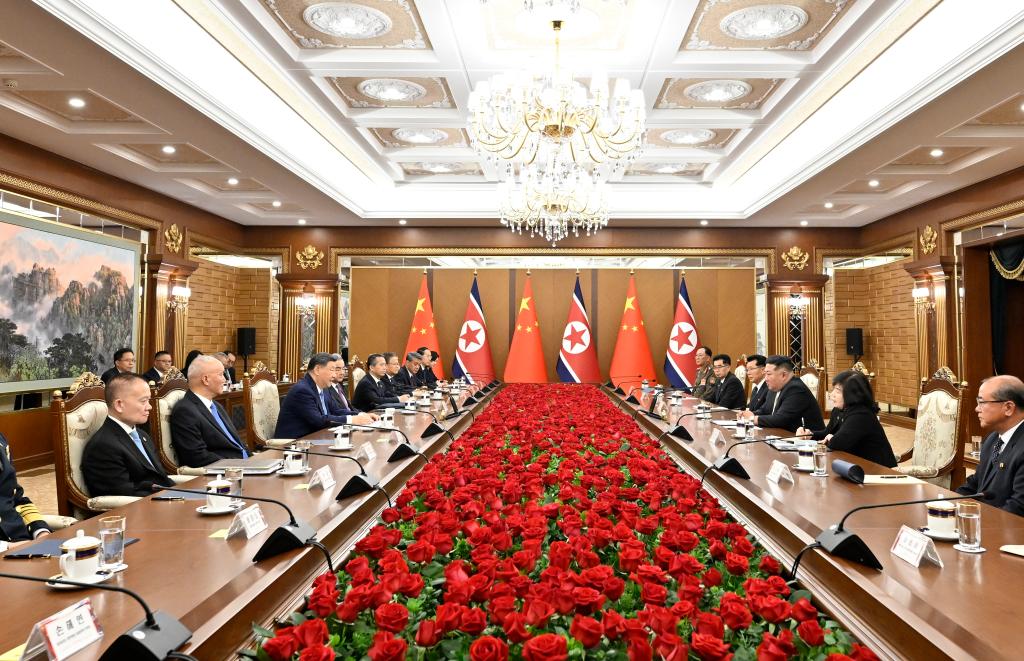 Xi Jinping, secrétaire général du Comité central du Parti communiste chinois et président chinois, s'entretient avec Kim Jong Un, secrétaire général du Parti du travail de Corée et président des Affaires d'État de la République populaire démocratique de Corée (RPDC), à la maison d'hôtes d'État Kumsusan à Pyongyang, en RPDC, le 8 juin 2026. /Xinhua