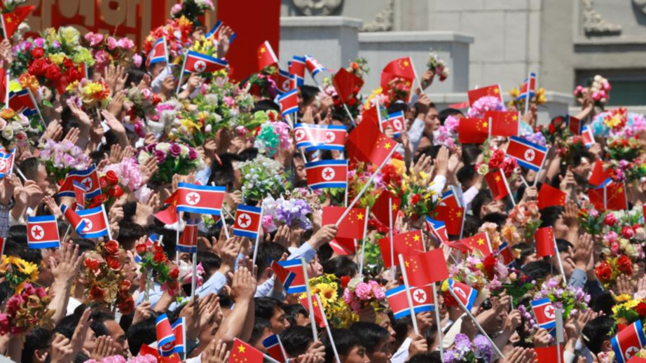 Le peuple accueille le secrétaire général du Comité central du Parti communiste chinois et président chinois Xi Jinping à Pyongyang, en République populaire démocratique de Corée, le 8 juin 2026. /Xinhua