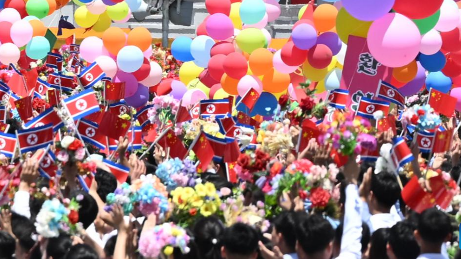 Une grande cérémonie de bienvenue a lieu en l'honneur du secrétaire général du Comité central du Parti communiste chinois et du président chinois Xi Jinping à Pyongyang, en République populaire démocratique de Corée, le 8 juin 2026. /Xinhua