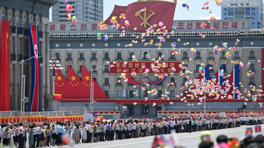 Le peuple accueille le secrétaire général du Comité central du Parti communiste chinois et président chinois Xi Jinping à Pyongyang, en République populaire démocratique de Corée, le 8 juin 2026. /Xinhua