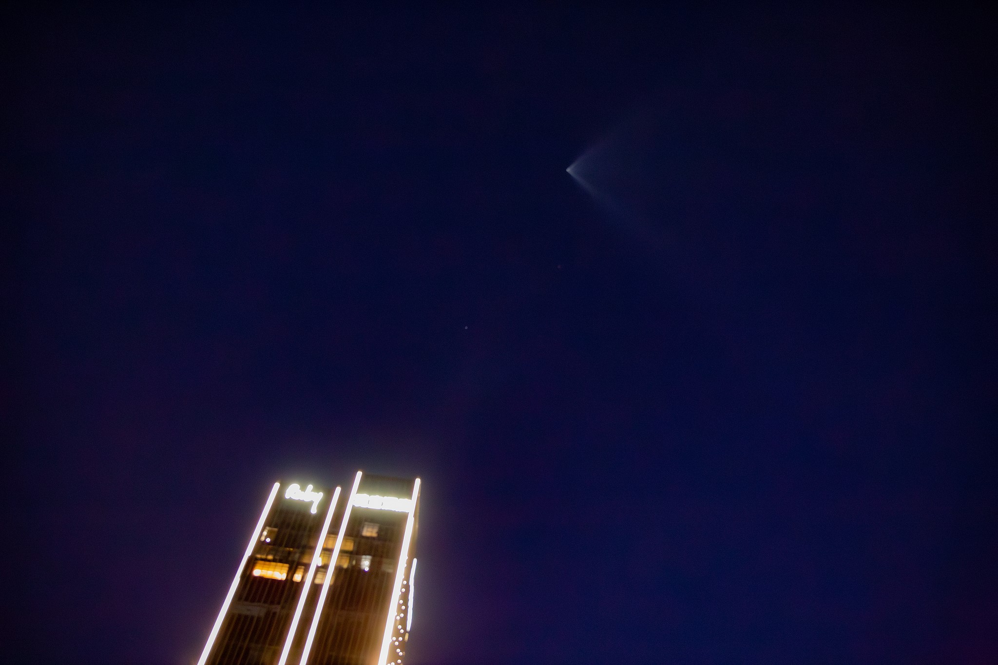 Une traînée lumineuse laissée par une fusée Longue Marche-6A dans le ciel nocturne après son lancement, ville de Zhuhai, province du Guangdong (sud de la Chine), le 4 juin 2026. /VCG