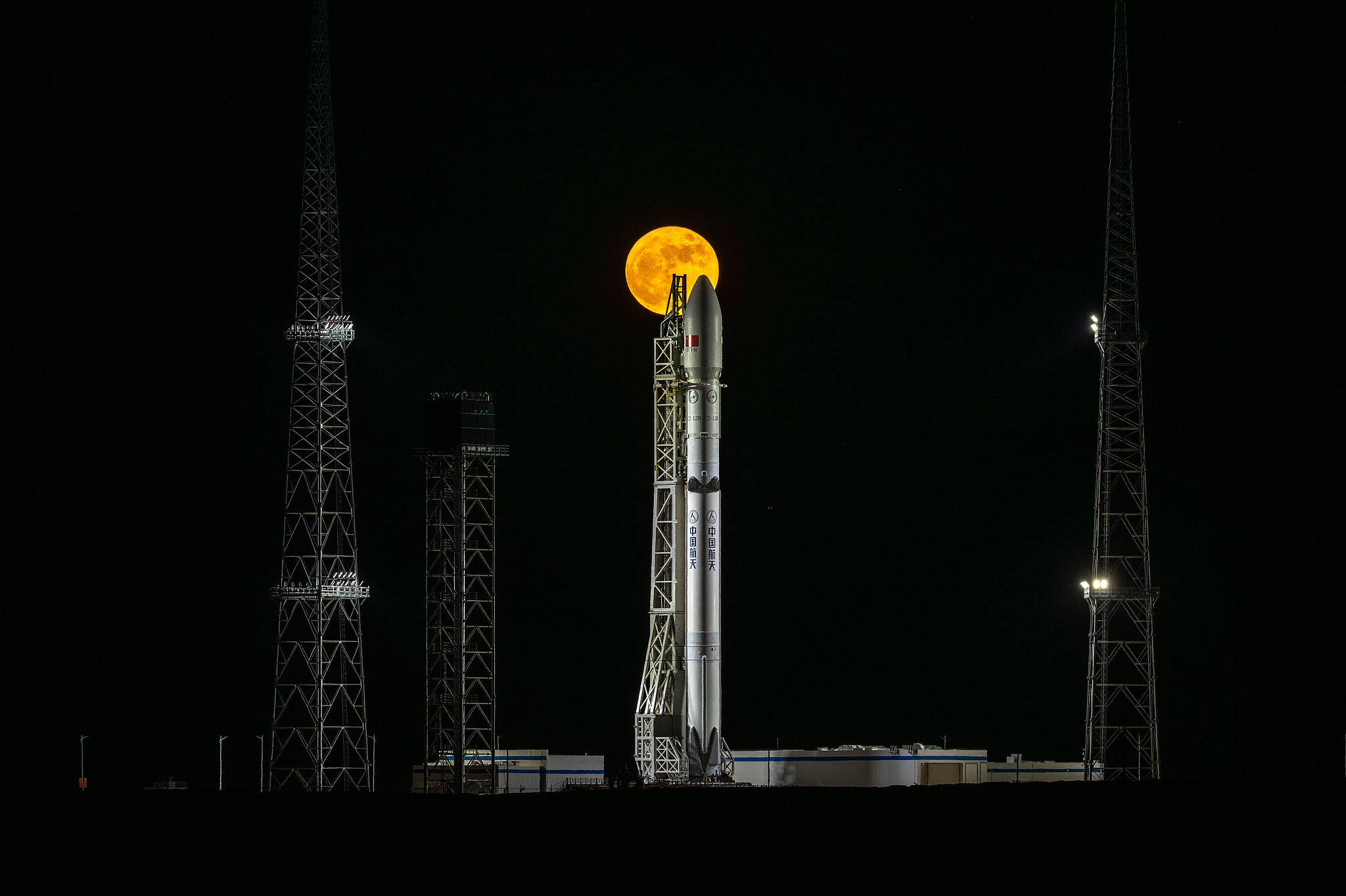 Une fusée Longue Marche-12B Y1 transportant des satellites Qianfan s'aligne avec la pleine lune dans la zone pilote d'innovation aérospatiale commerciale de Dongfeng, dans la région autonome de Mongolie intérieure, dans le nord de la Chine, le 31 mai 2026. /VCG