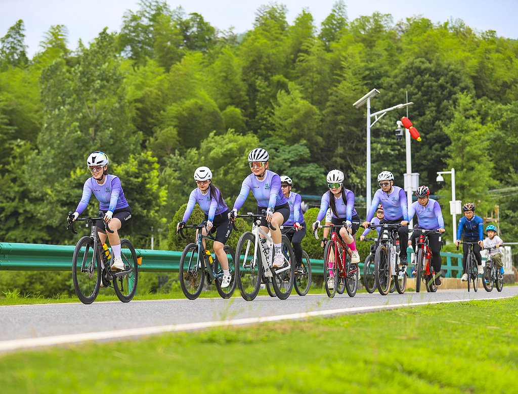 Des passionnés de cyclisme roulent le long d'une route rurale et profitent d'un mode de vie à faible émission de carbone dans le village de Dongdao, ville de Wuhu, dans la province de l'Anhui (sud-est de la Chine), le 6 juin 2026. /CFP