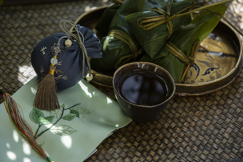 Zongzi, un mets traditionnel consommé pendant le Festival des Bateaux-Dragons /VCG