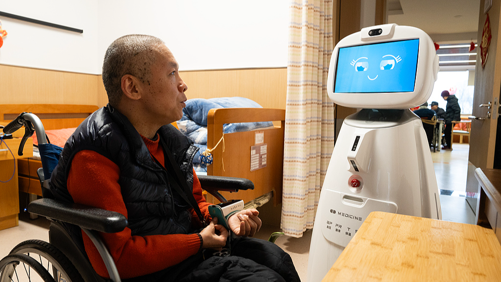 Un robot accompagne les personnes âgées au centre de protection sociale du district de Xihu, à Hangzhou, dans la province du Zhejiang (est de la Chine), le 12 mars 2025. /VCG