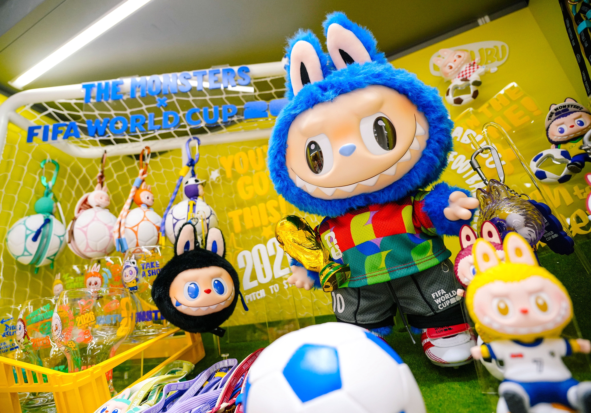 Une figurine de Labubu – vêtue d'un maillot spécial de la Coupe du monde en tant que joueur de football n°10 – est exposée dans un magasin Pop Mart à Huizhou, province du Guangdong, le 5 avril 2026. /VCG