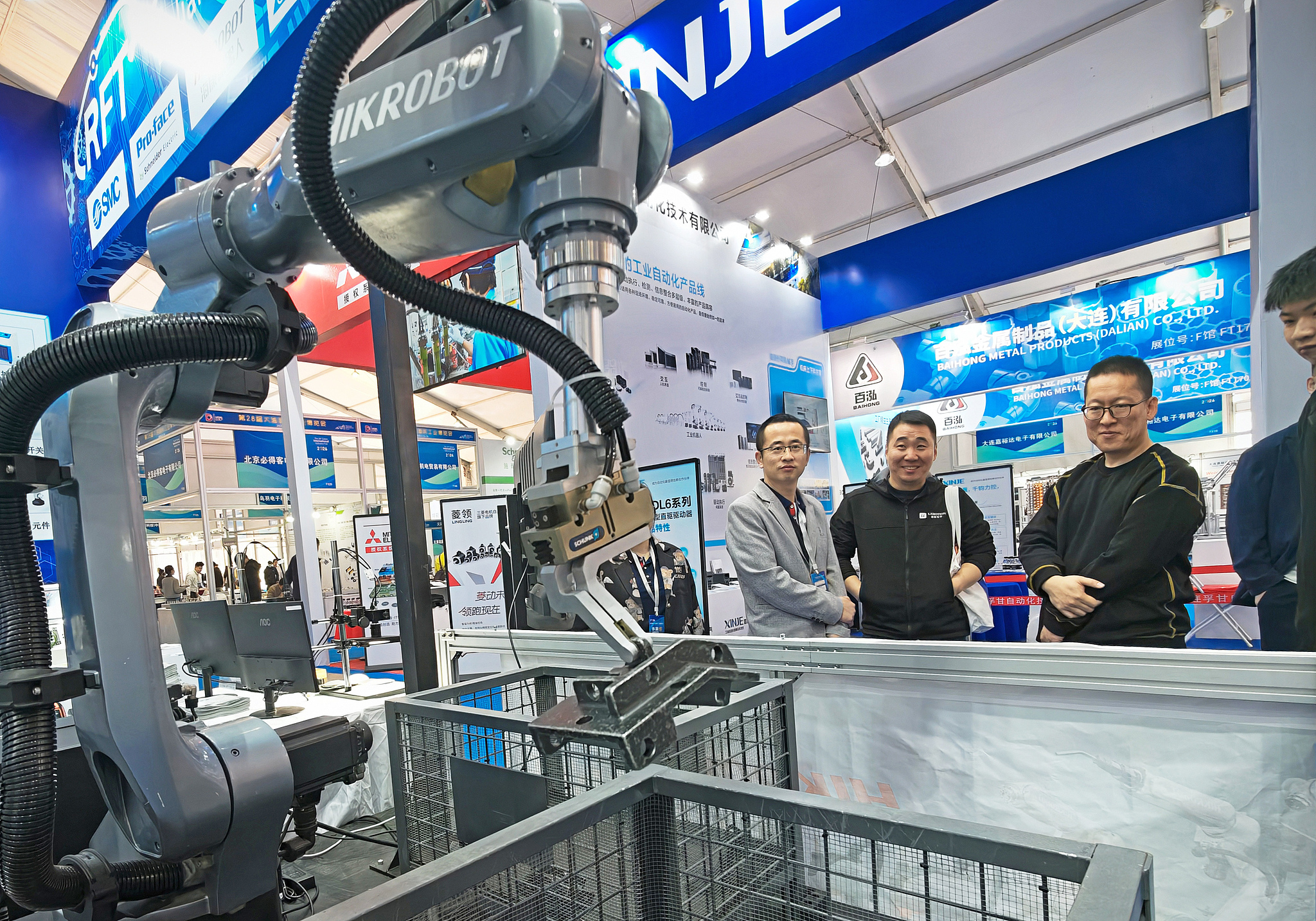   Des visiteurs visitent l'exposition à l'Exposition industrielle internationale de Dalian 2026, à Dalian, province du Liaoning, le 13 mai 2026. /VCG