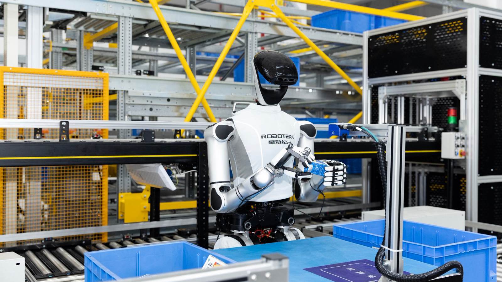 Un robot Robot Era triant des colis. /L'ère des robots