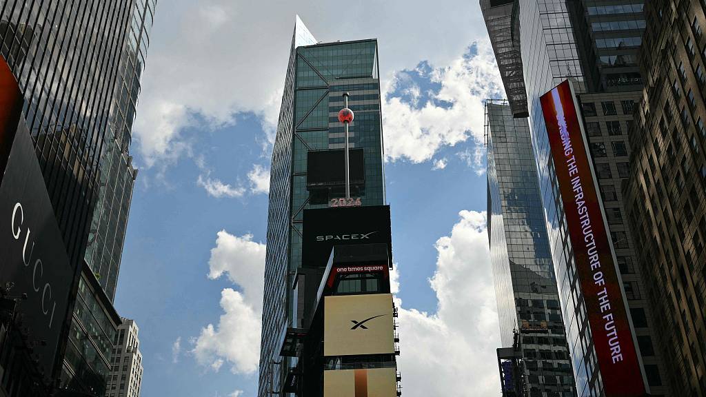 La boule de cristal de Times Square est levée pour l'introduction en bourse de SpaceX à New York, le 12 juin 2026. /VCG