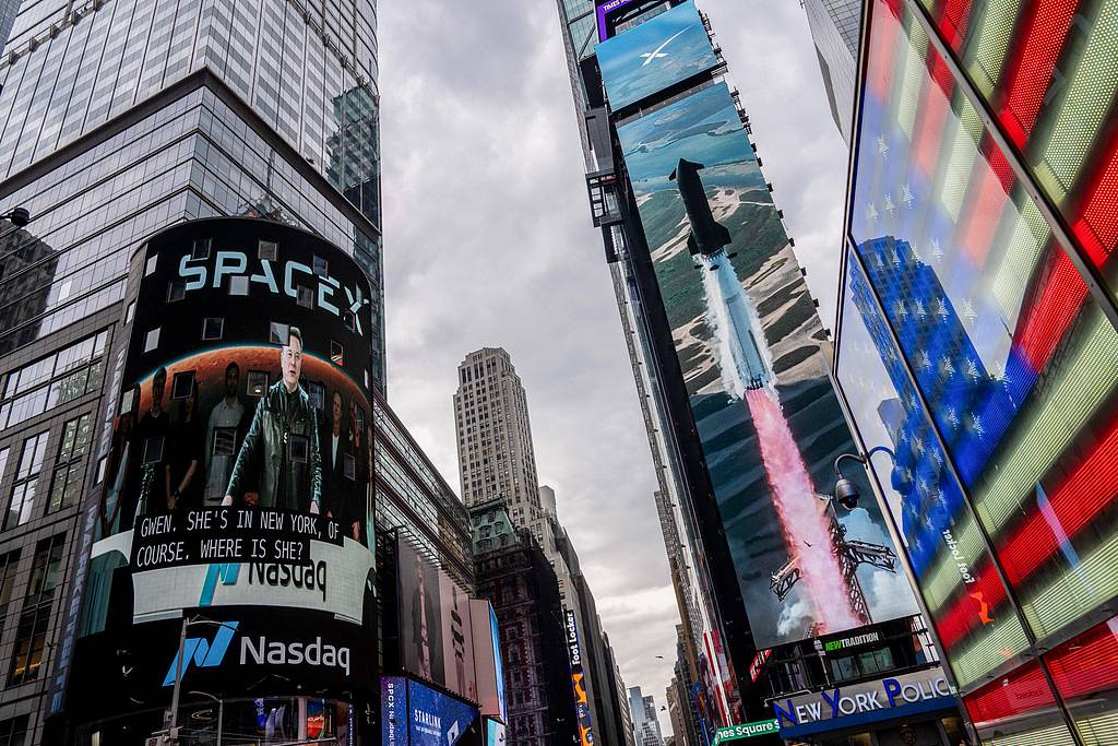 Elon Musk, PDG de SpaceX, affiché sur un panneau d'affichage à l'extérieur du Nasdaq MarketSite à Times Square, Manhattan, New York, le 12 juin 2026. /VCG