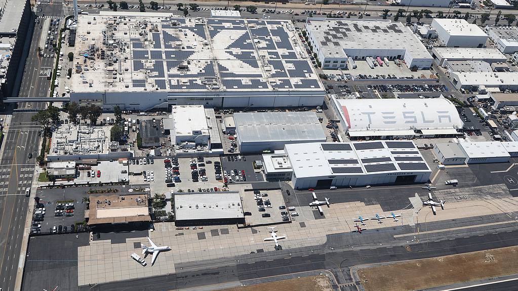 Vue aérienne de l'usine de fabrication et d'ingénierie de SpaceX à Hawthorne, en Californie, alors que les employés célèbrent ses débuts en introduction en bourse, déclenchant des chiffres commerciaux records, le 12 juin 2026. /VCG