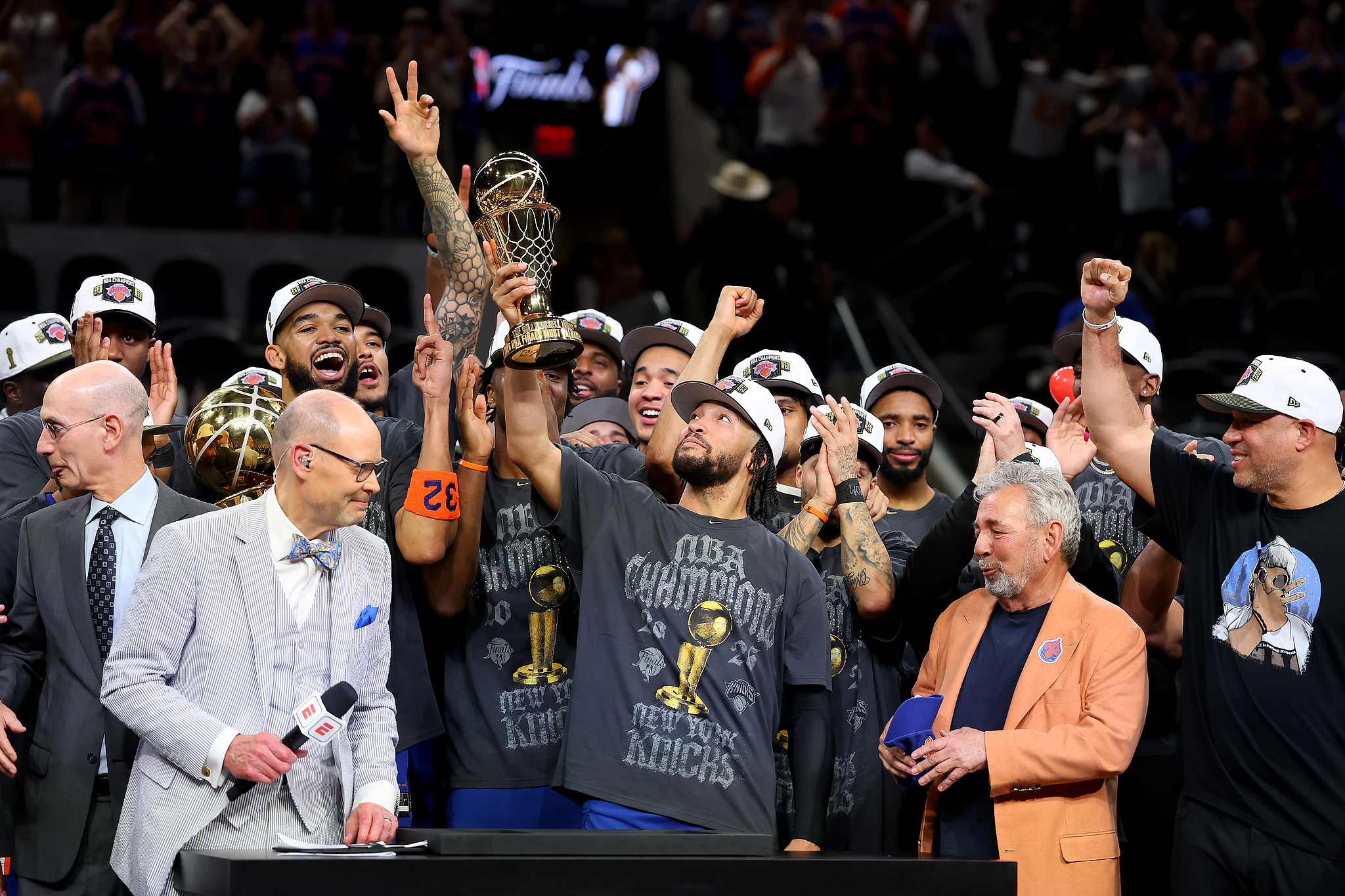 Jalen Brunson (au centre) des Knicks de New York pose avec le trophée MVP des finales NBA après avoir battu les San Antonio Spurs 94-90 lors du cinquième match de la finale NBA et remporté le championnat NBA au Frost Bank Center de San Antonio, Texas, le 13 juin 2026. /VCG