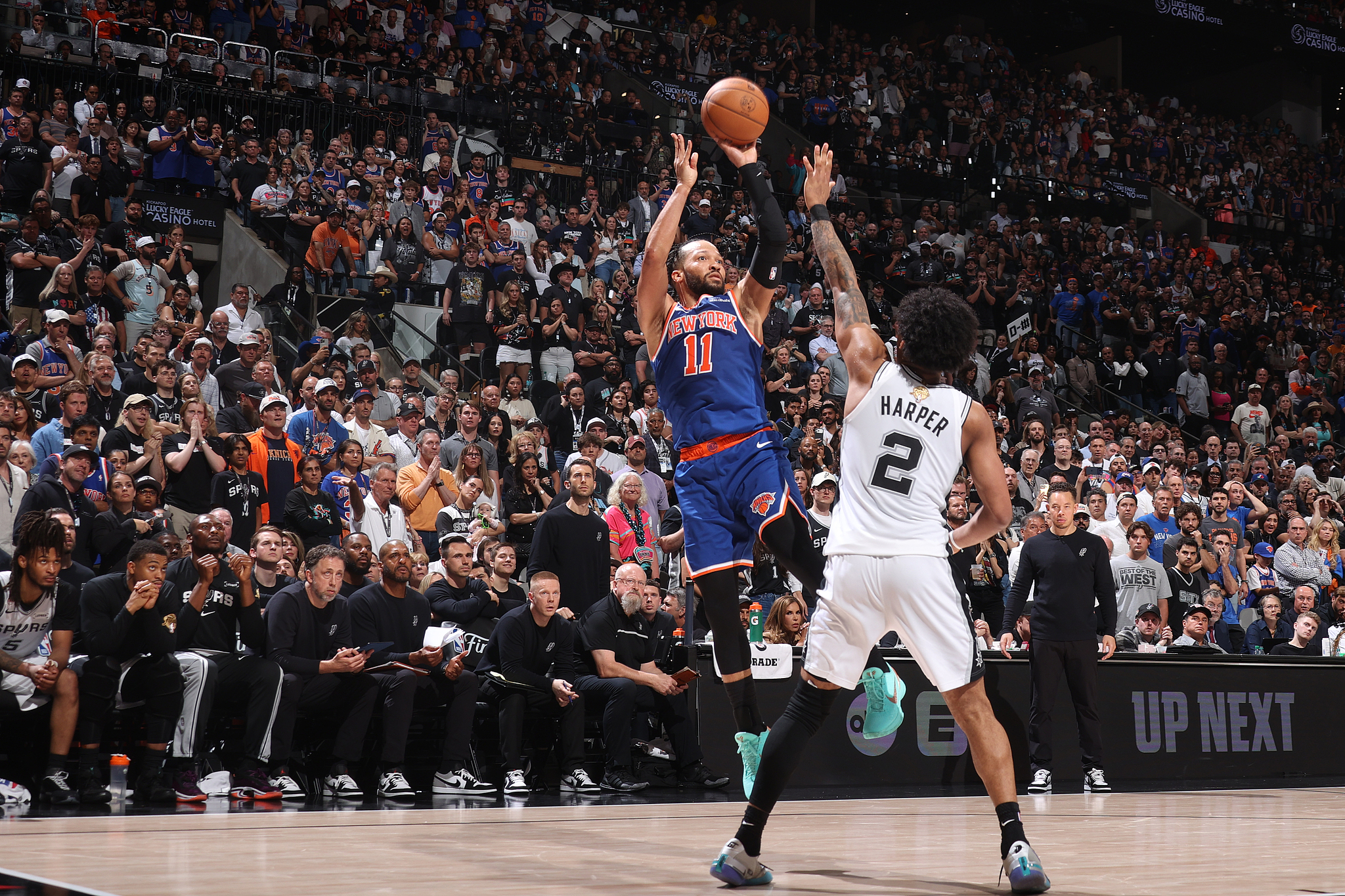 Jalen Brunson (#11) des New York Knicks tire lors du cinquième match de la finale NBA contre les San Antonio Spurs au Frost Bank Center de San Antonio, Texas, le 13 juin 2026. /VCG