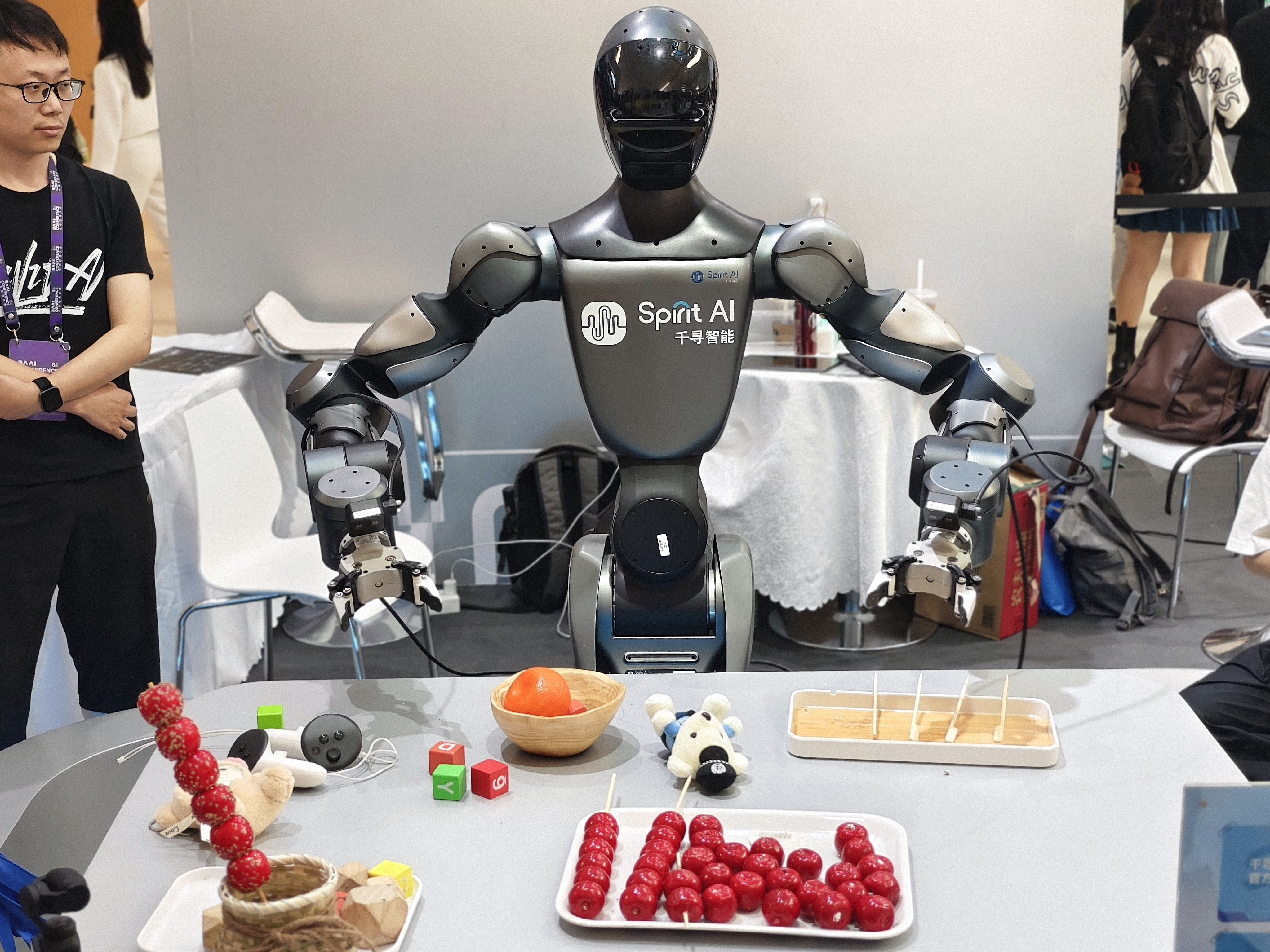Un robot humanoïde fait une démonstration de manipulation d'objets lors de la 8e conférence de l'Académie d'IA de Pékin, en Chine, le 12 juin 2026. /VCG