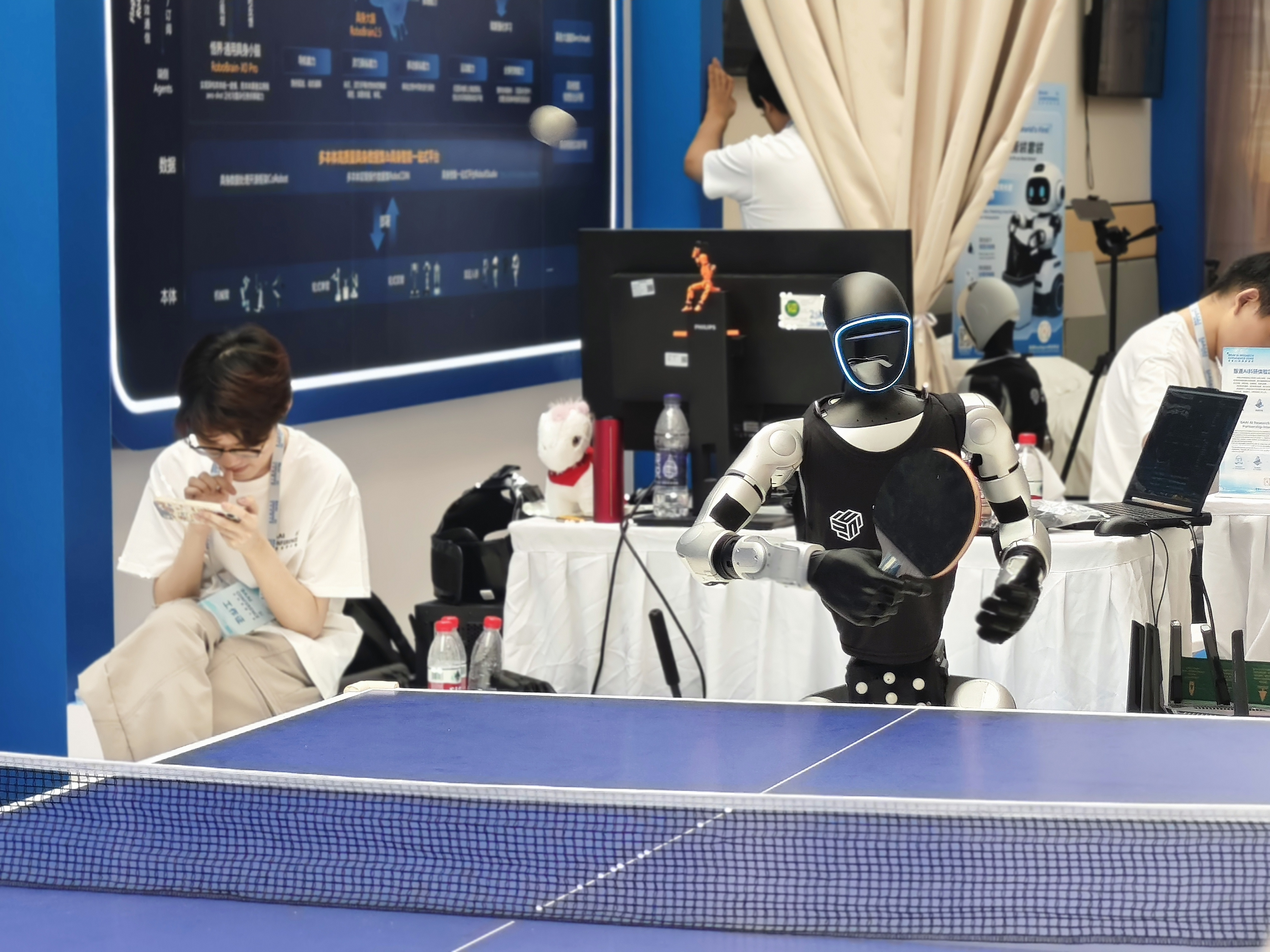 Un robot humanoïde joue au tennis de table lors de la 8e conférence de l'Académie d'IA de Pékin, à Pékin, en Chine, le 12 juin 2026. /VCG