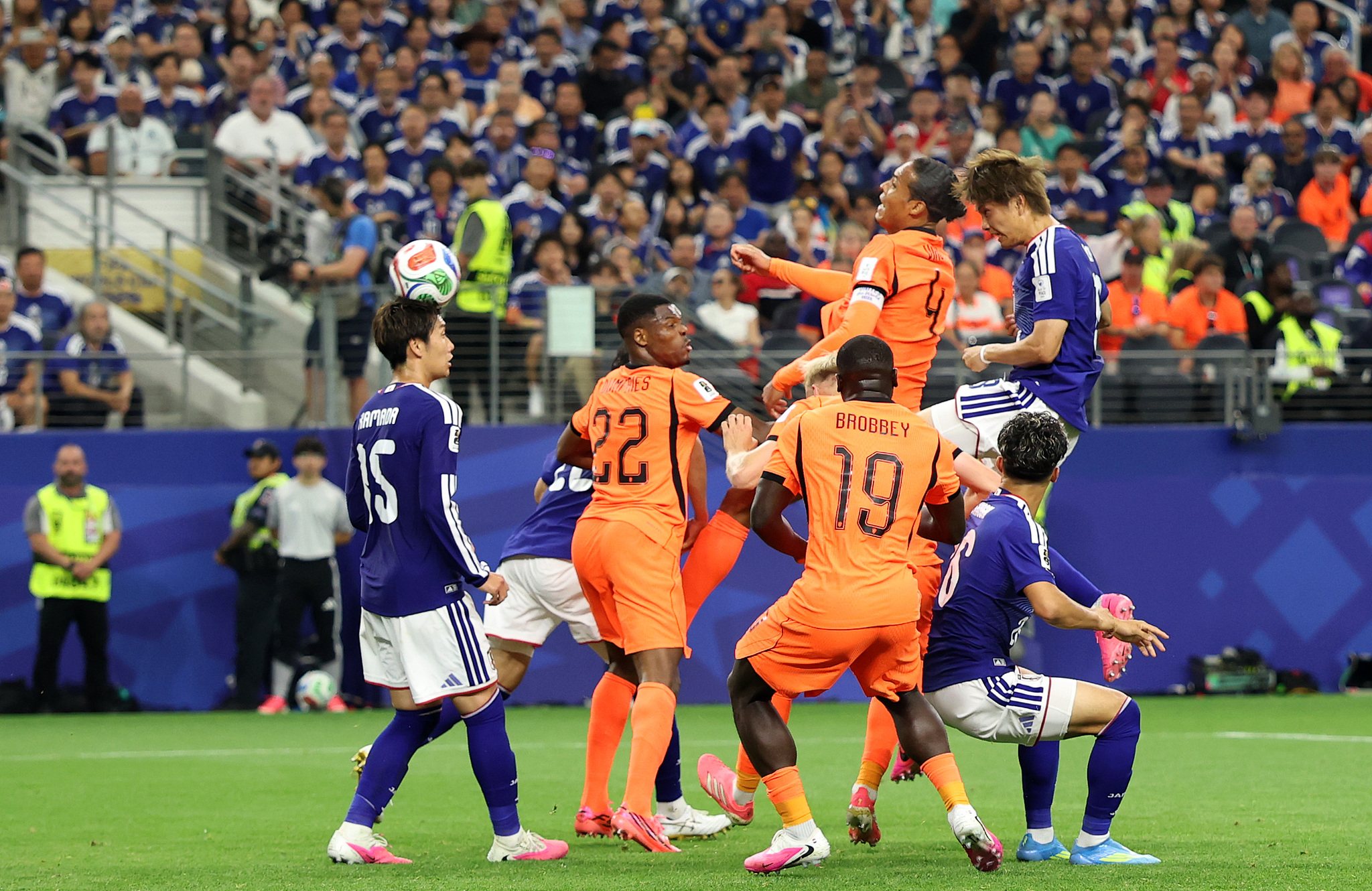 Le Japonais Daichi Kamada (R) dirige le ballon vers le filet contre les Pays-Bas lors d'un match du Groupe F lors de la Coupe du Monde de la FIFA 2026 à Arlington, Texas, le 14 juin 2026. /VCG