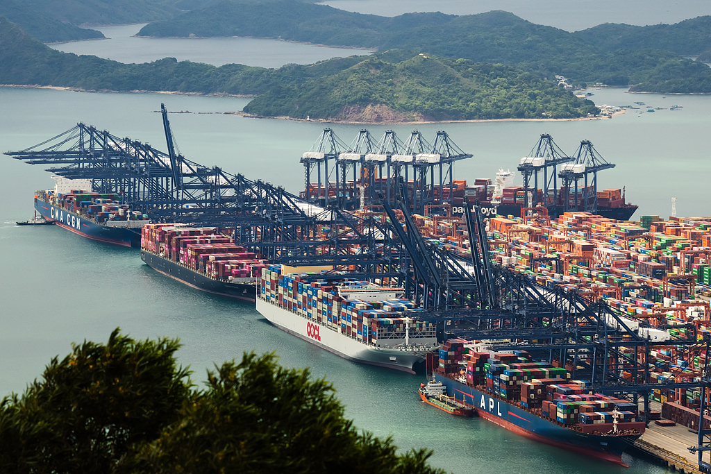 Des porte-conteneurs sont amarrés aux côtés de grues à portique au port de Yantian, à Shenzhen, dans la province du Guangdong (sud de la Chine), le 30 avril 2026. /VCG