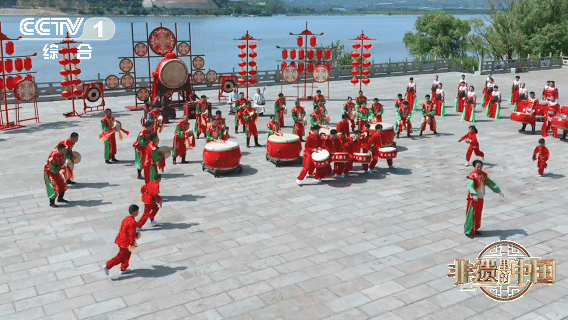 Dans le Henan, les spectacles de tambours traditionnels combinent musique, narration, chant, danse et arts martiaux. /CMG