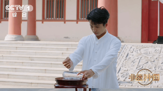 Un maître de Tai Chi démontre comment la force peut être générée à partir du noyau du corps en brisant une bouteille en plastique remplie d'eau avec sa main. /CMG