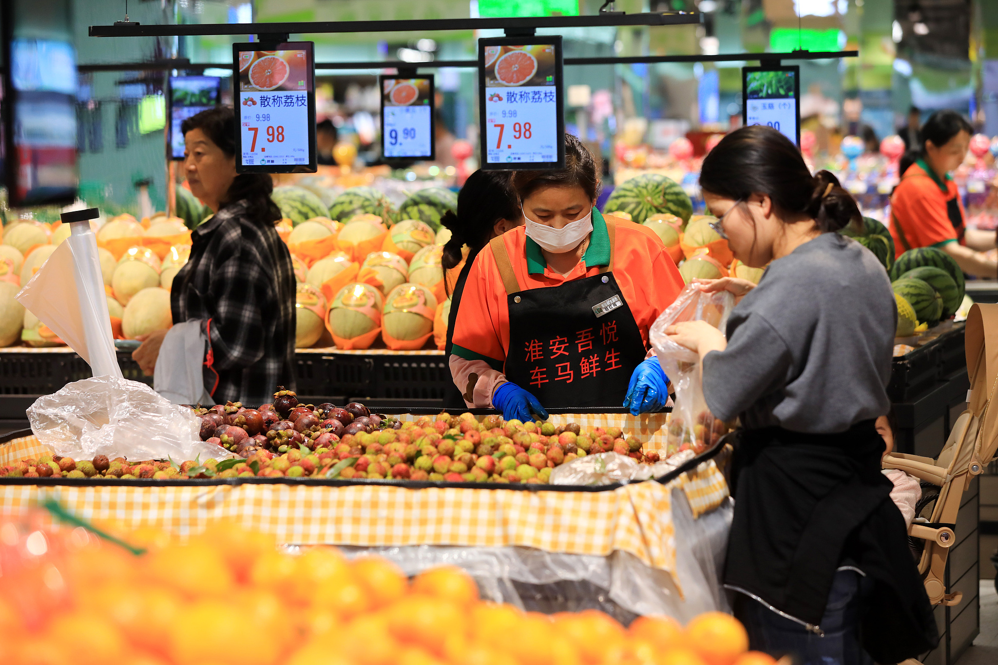 Des citoyens font leurs courses dans une épicerie de la province du Jiangsu, en Chine, le 13 juin 2026. /VCG