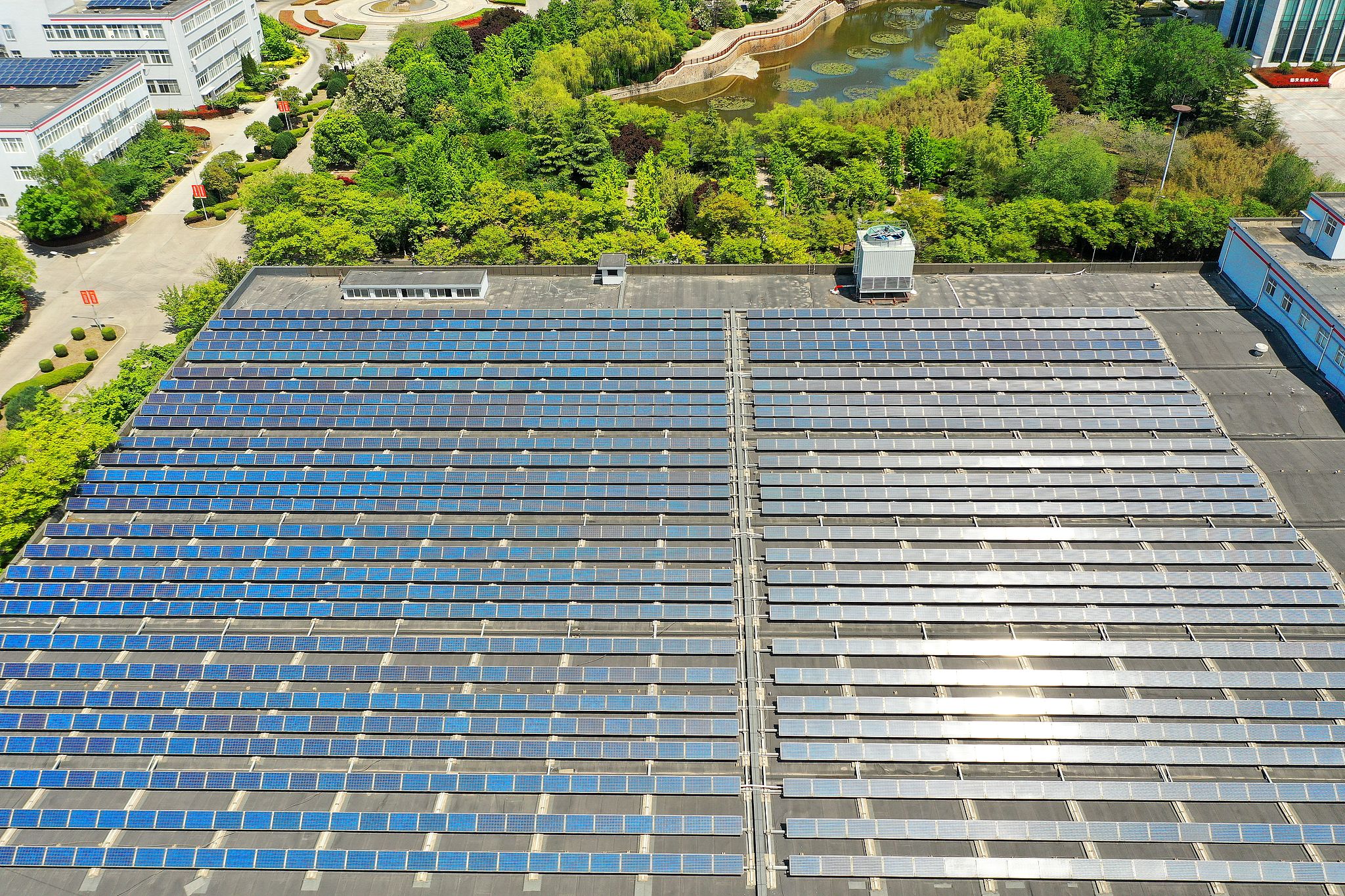 Panneaux photovoltaïques soigneusement disposés sur les toits d'usines, Qingdao, province du Shandong, Chine, 29 avril 2026. /VCG