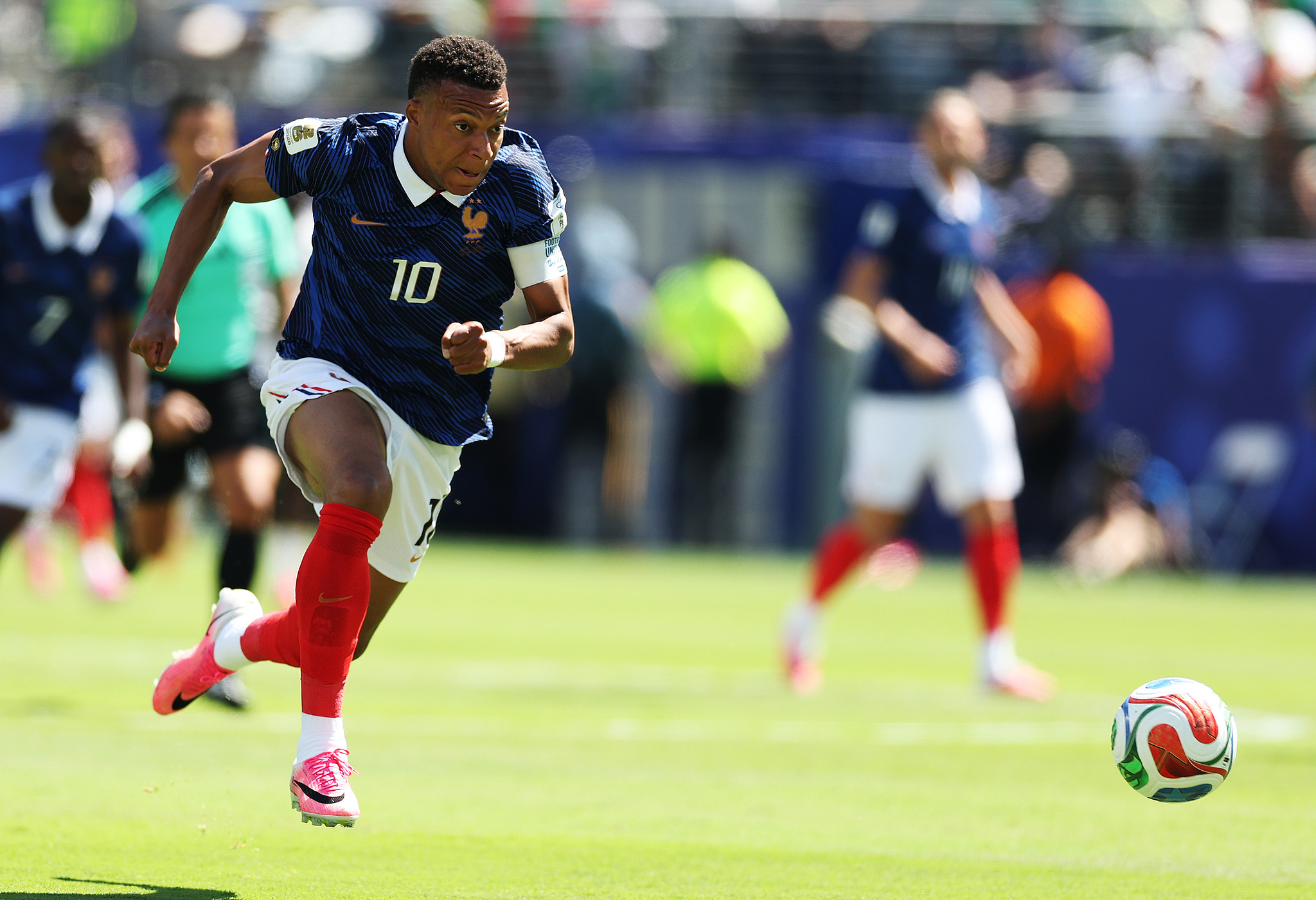 L'attaquant français Kylian Mbappe (#10) dribble le ballon lors du match du Groupe I contre le Sénégal lors de la Coupe du Monde de la FIFA 2026 à East Rutherford, New Jersey, le 16 juin 2026. /VCG