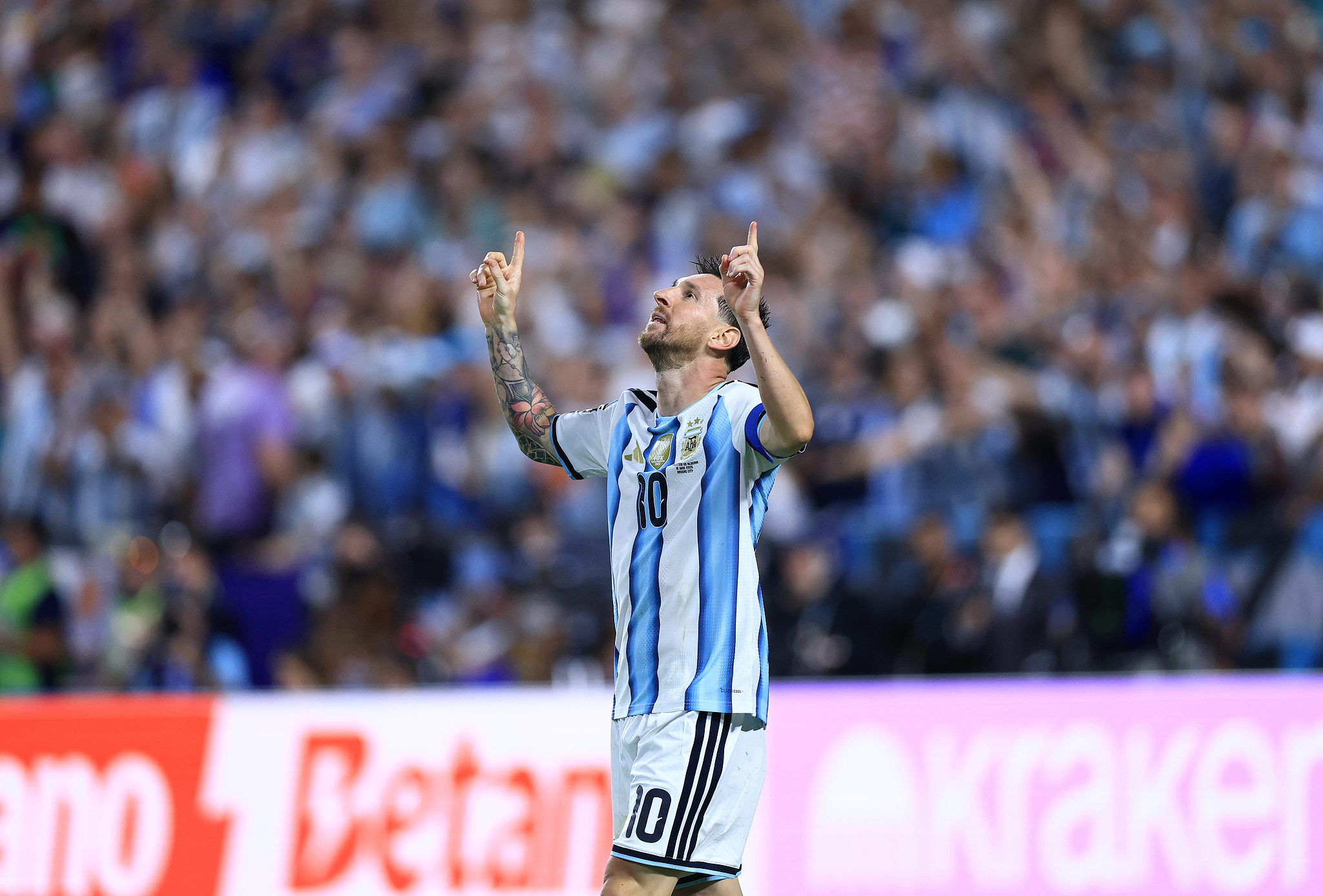 L'attaquant argentin Lionel Messi célèbre après avoir marqué un but lors du match du Groupe J contre l'Algérie lors de la Coupe du Monde de la FIFA 2026 à Kansas City, Missouri, le 16 juin 2026. /VCG