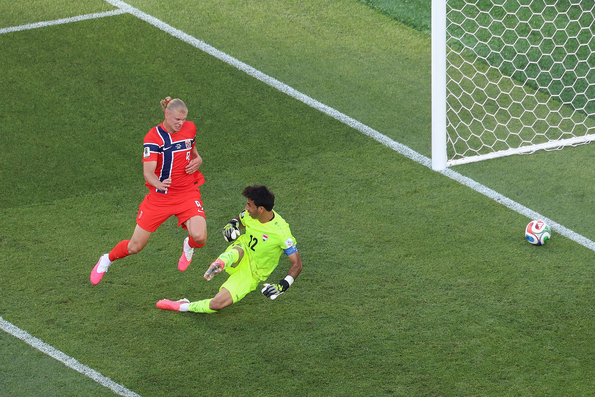 L'attaquant norvégien Erling Haaland (à gauche) marque un but lors du match du Groupe I contre l'Irak lors de la Coupe du Monde de la FIFA 2026 à Foxborough, Massachusetts, le 16 juin 2026. /VCG