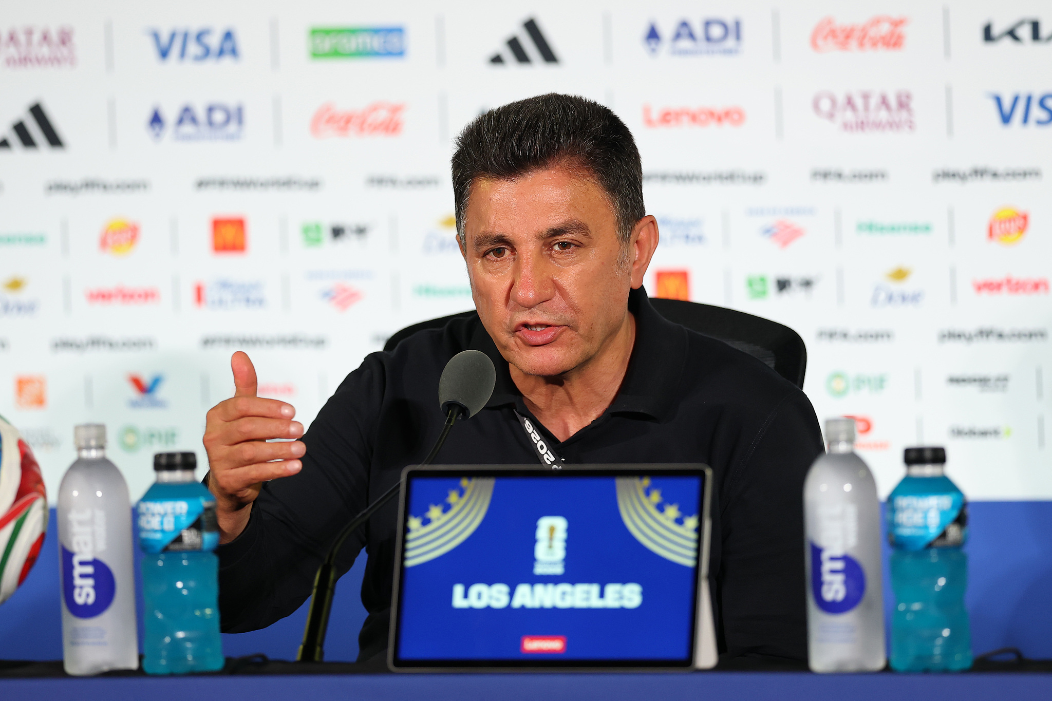 L'entraîneur-chef iranien Amir Ghalenoei s'exprime lors d'une conférence de presse d'après-match après le match nul 2-2 de son équipe contre la Nouvelle-Zélande dans le groupe G lors de la Coupe du Monde de la FIFA 2026 à Los Angeles, Californie, le 15 juin 2026. /VCG
