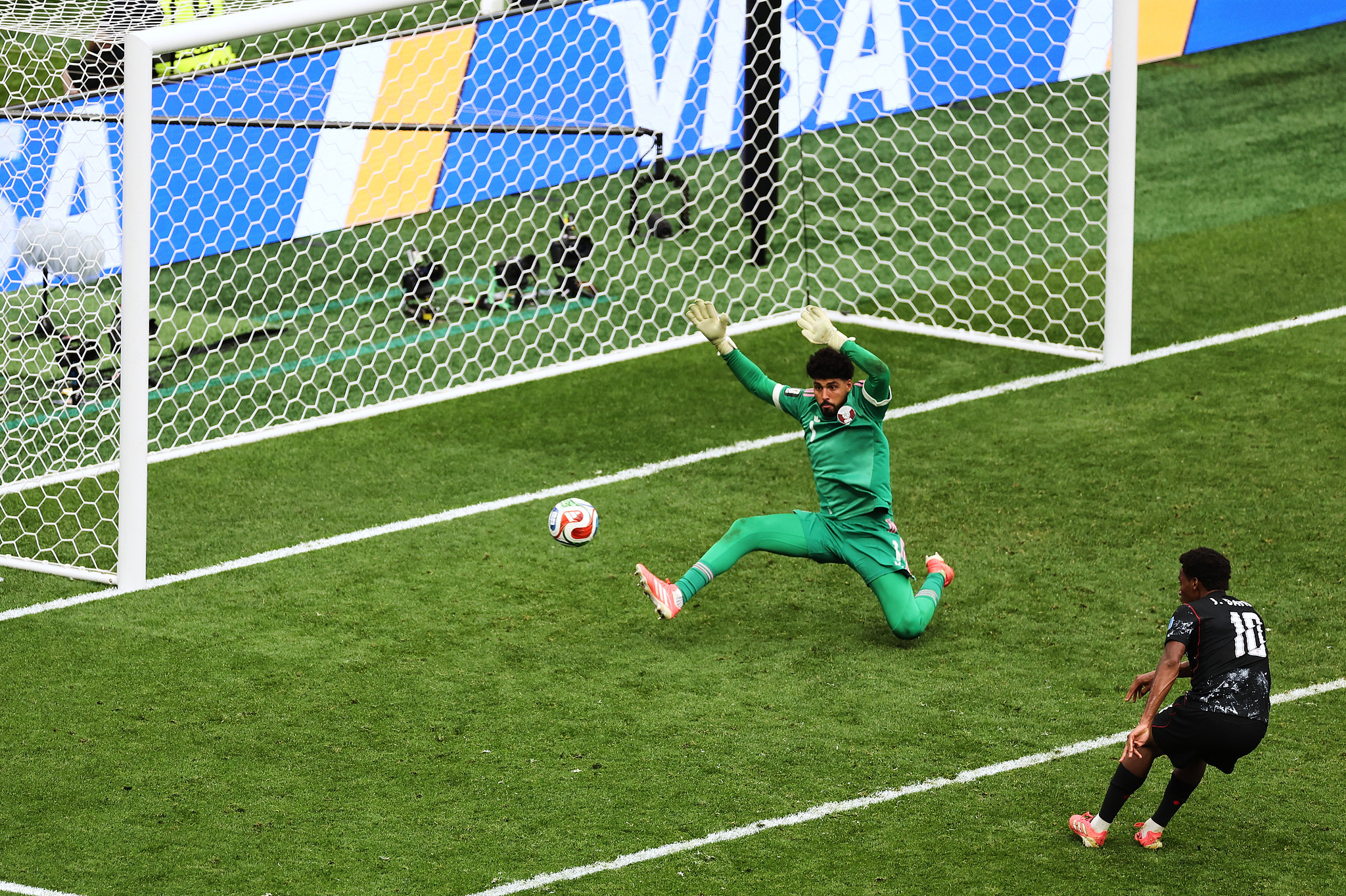 L'attaquant canadien Jonathan David (#10) tire pour marquer un but lors du match du groupe B contre le Qatar lors de la Coupe du monde de la FIFA 2026 à Vancouver, Canada, le 18 juin 2026. /VCG