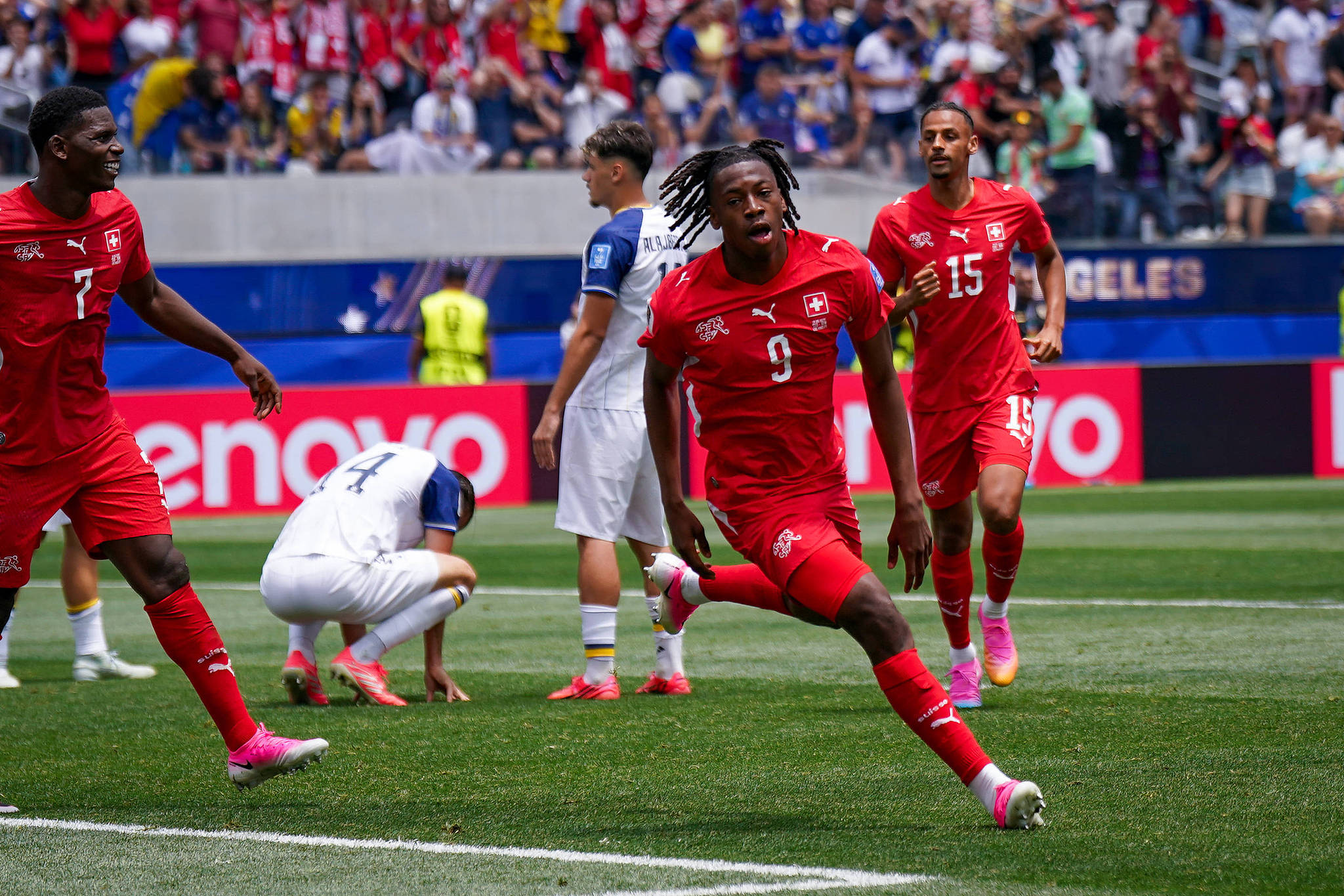 Le milieu de terrain suisse Johan Manzambi (#9) célèbre après avoir marqué un but lors du match du groupe B contre la Bosnie-Herzégovine lors de la Coupe du Monde FIFA 2026 à Inglewood, Californie, le 18 juin 2026. /VCG