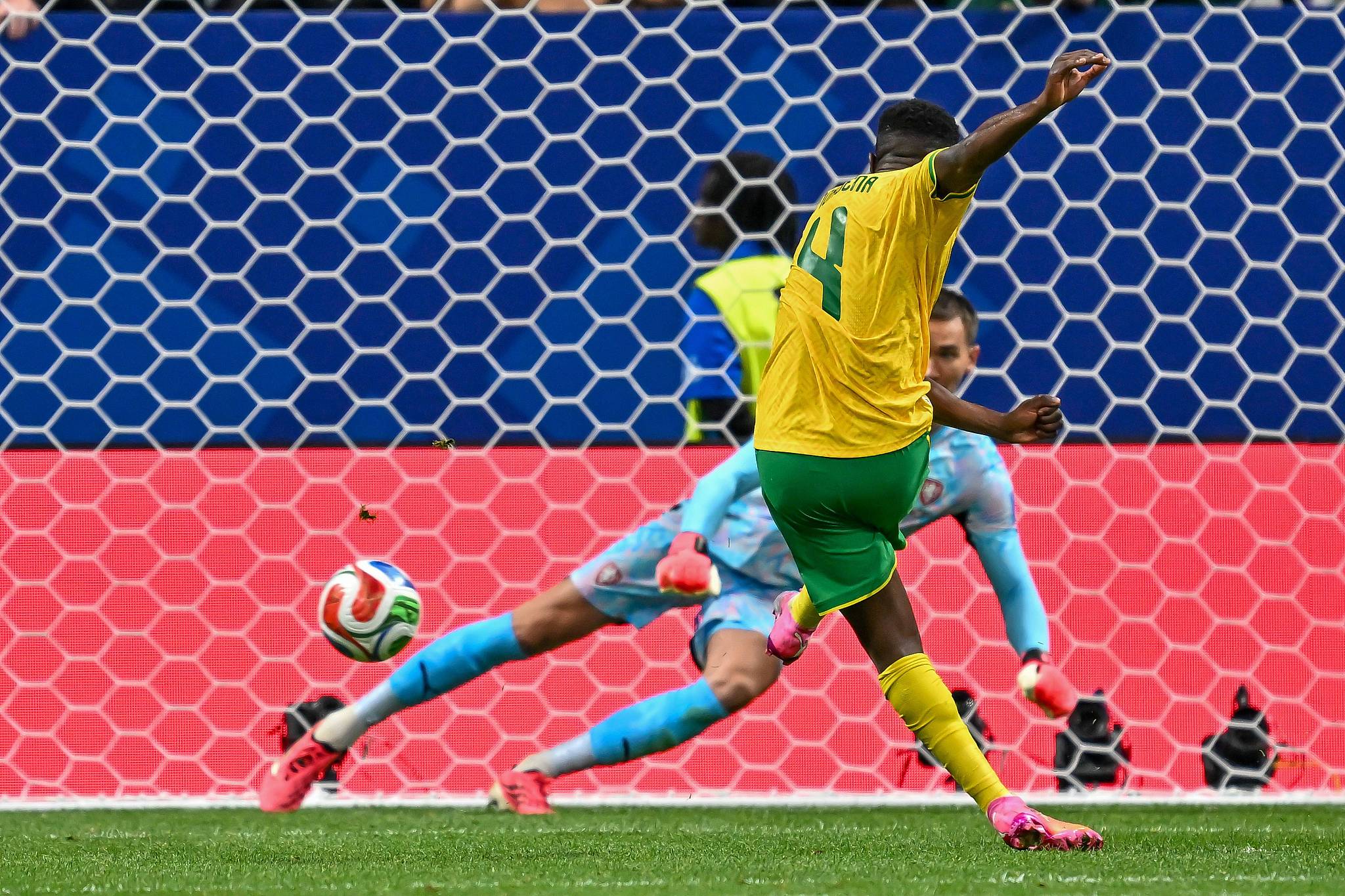 Le milieu de terrain sud-africain Teboho Mokoena (#4) tire pour marquer un penalty lors du match du groupe A contre la République tchèque lors de la Coupe du Monde de la FIFA 2026 à Atlanta, Géorgie, le 18 juin 2026. /VCG