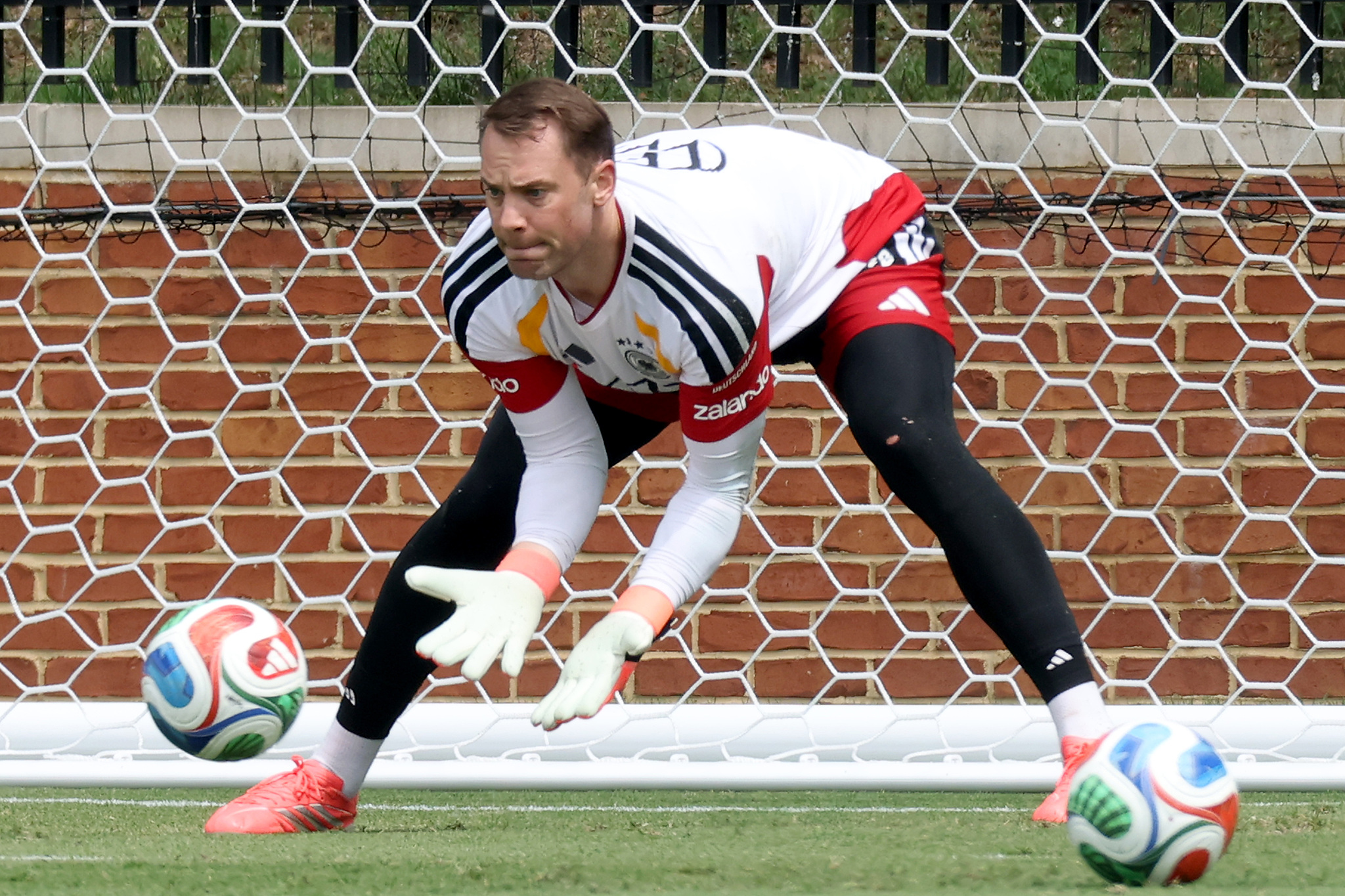 Le gardien allemand Manuel Neuer sauve un tir lors de l'entraînement avant le match du Groupe E de samedi contre la Côte d'Ivoire lors de la Coupe du Monde de la FIFA 2026 à Winston-Salem, Caroline du Nord, le 18 juin 2026. /VCG