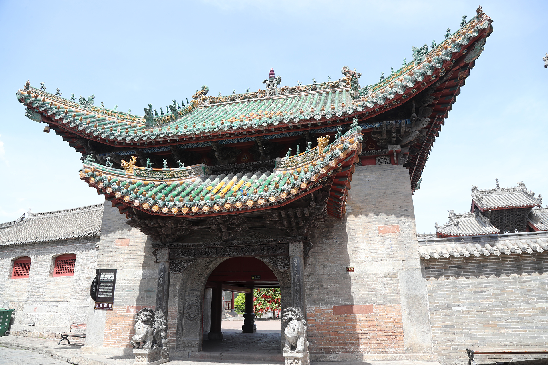 Le devant de la porte du temple de Bolingweng est visible dans l'ancienne ville de Shenhou à Yuzhou, province du Henan. /CGTN