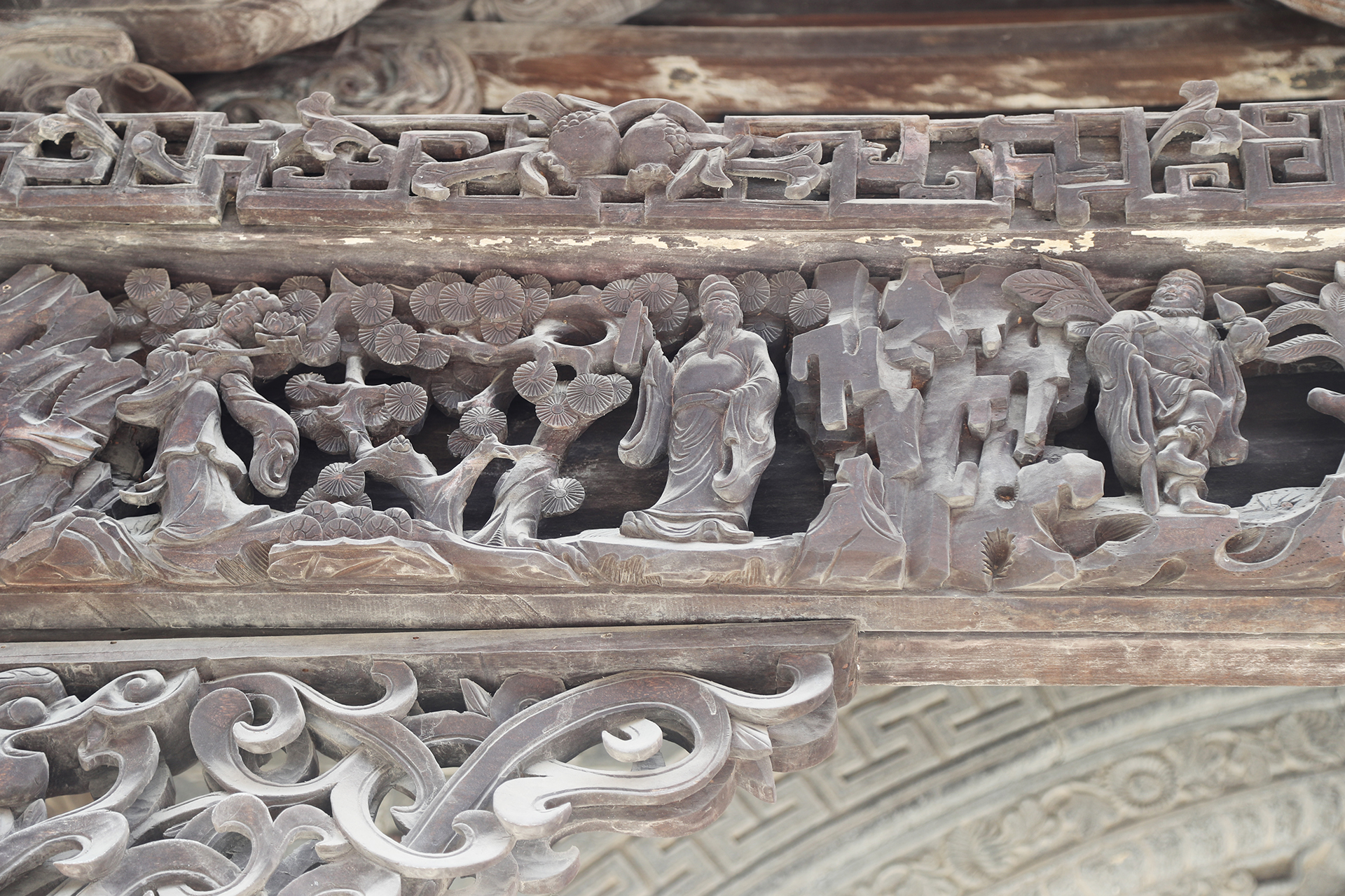 De superbes sculptures sur bois et sur pierre ornent le devant de la porte du temple Bolingweng dans l'ancienne ville de Shenhou à Yuzhou, province du Henan. /CGTN