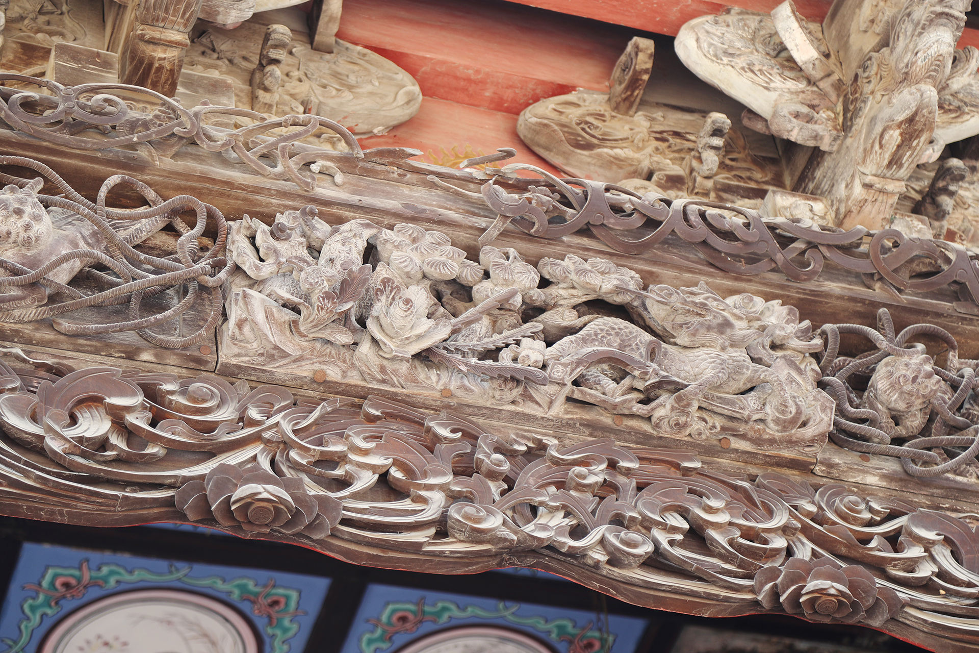 De superbes sculptures en bois et des décorations peintes colorées ornent le côté tour de l'opéra de la porte du temple de Bolingweng, dans l'ancienne ville de Shenhou, à Yuzhou, dans la province du Henan. /CGTN