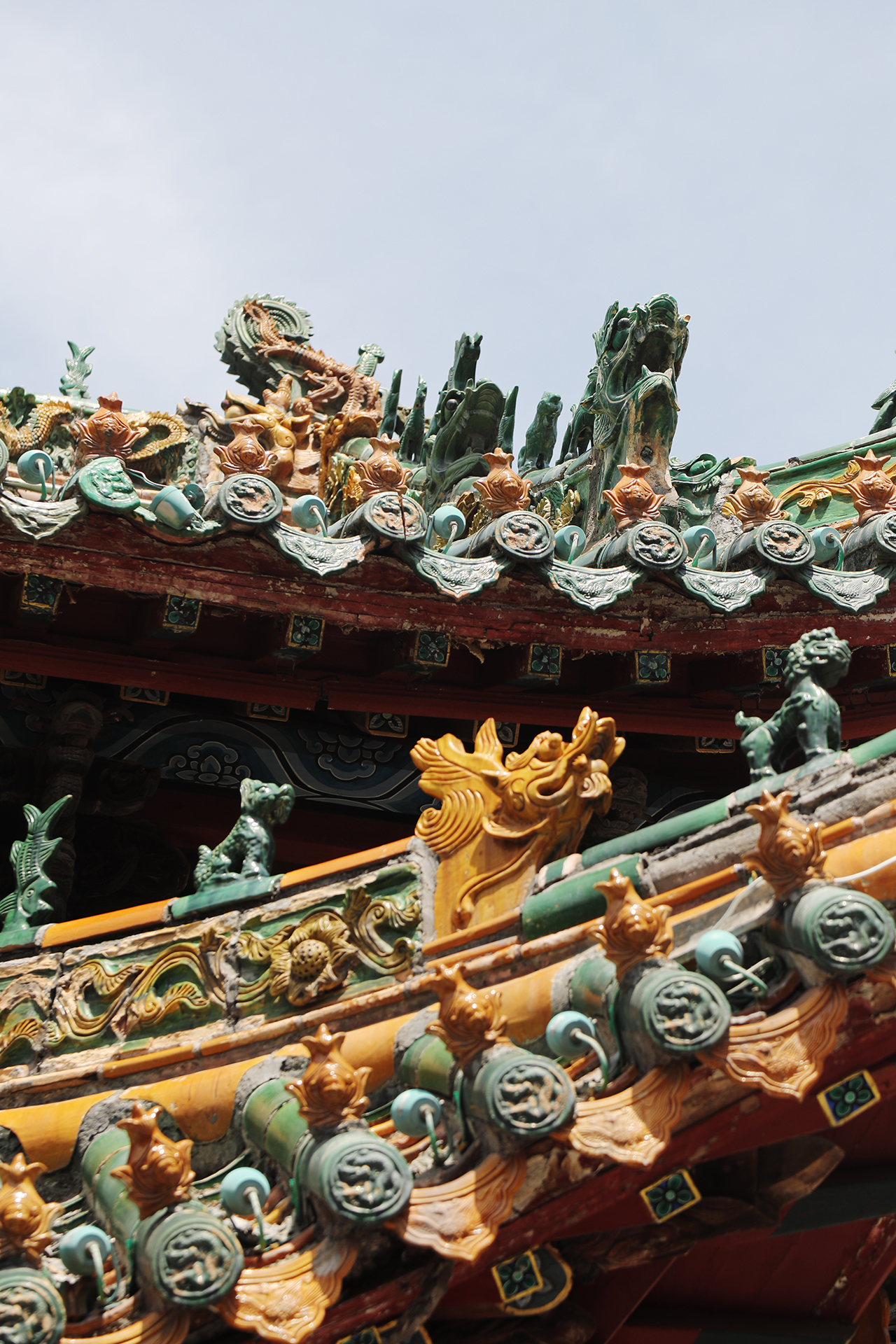 La porte du temple Bolingweng de l'ancienne ville de Shenhou à Yuzhou, province du Henan, est décorée de tuiles vernissées. /CGTN