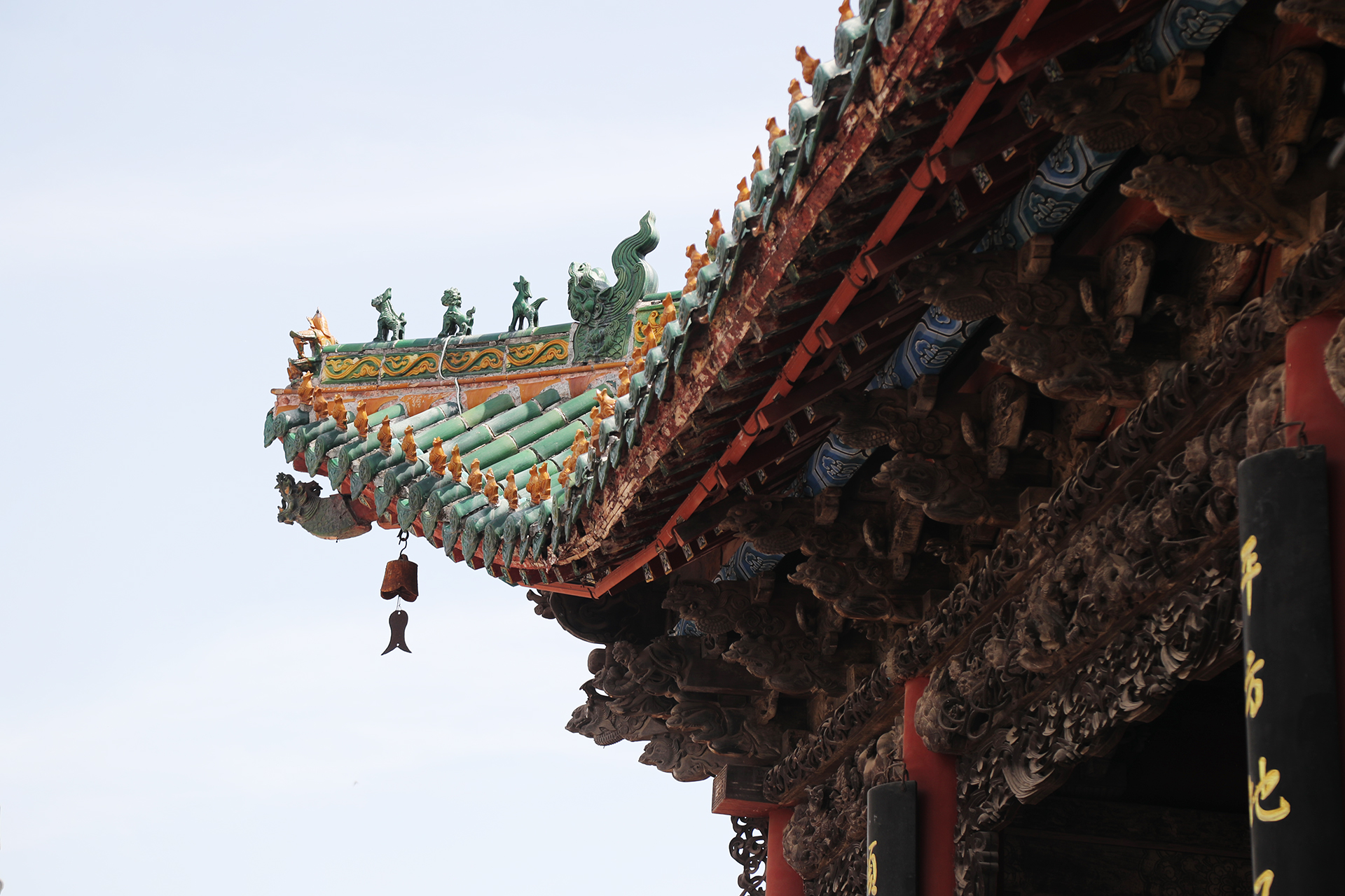 De superbes sculptures en bois et des décorations peintes colorées ornent le côté tour de l'opéra de la porte du temple de Bolingweng, dans l'ancienne ville de Shenhou, à Yuzhou, dans la province du Henan. /CGTN