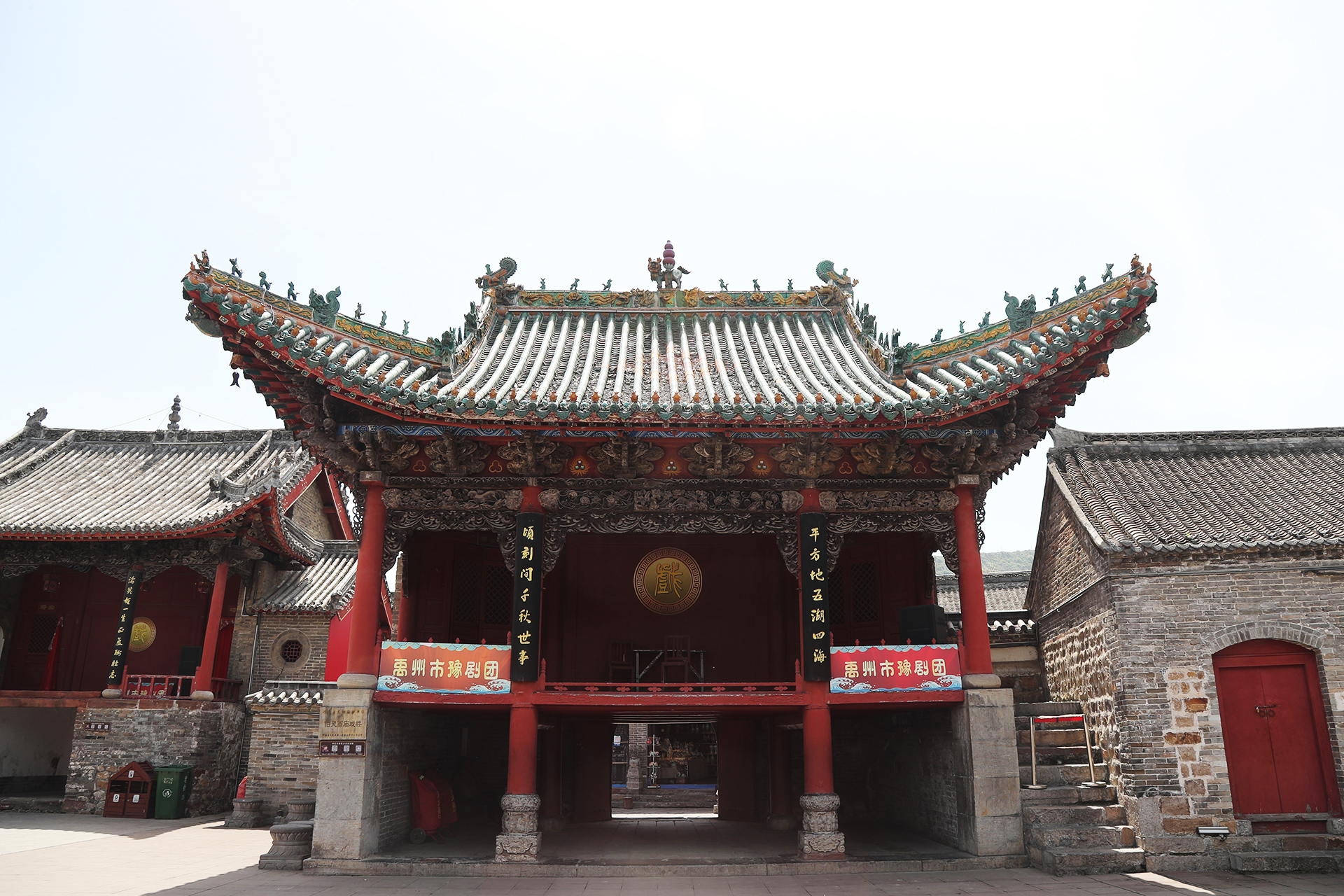 Vue de l'intérieur du temple, la porte du temple de Bolingweng sert également de tour d'opéra. /CGTN