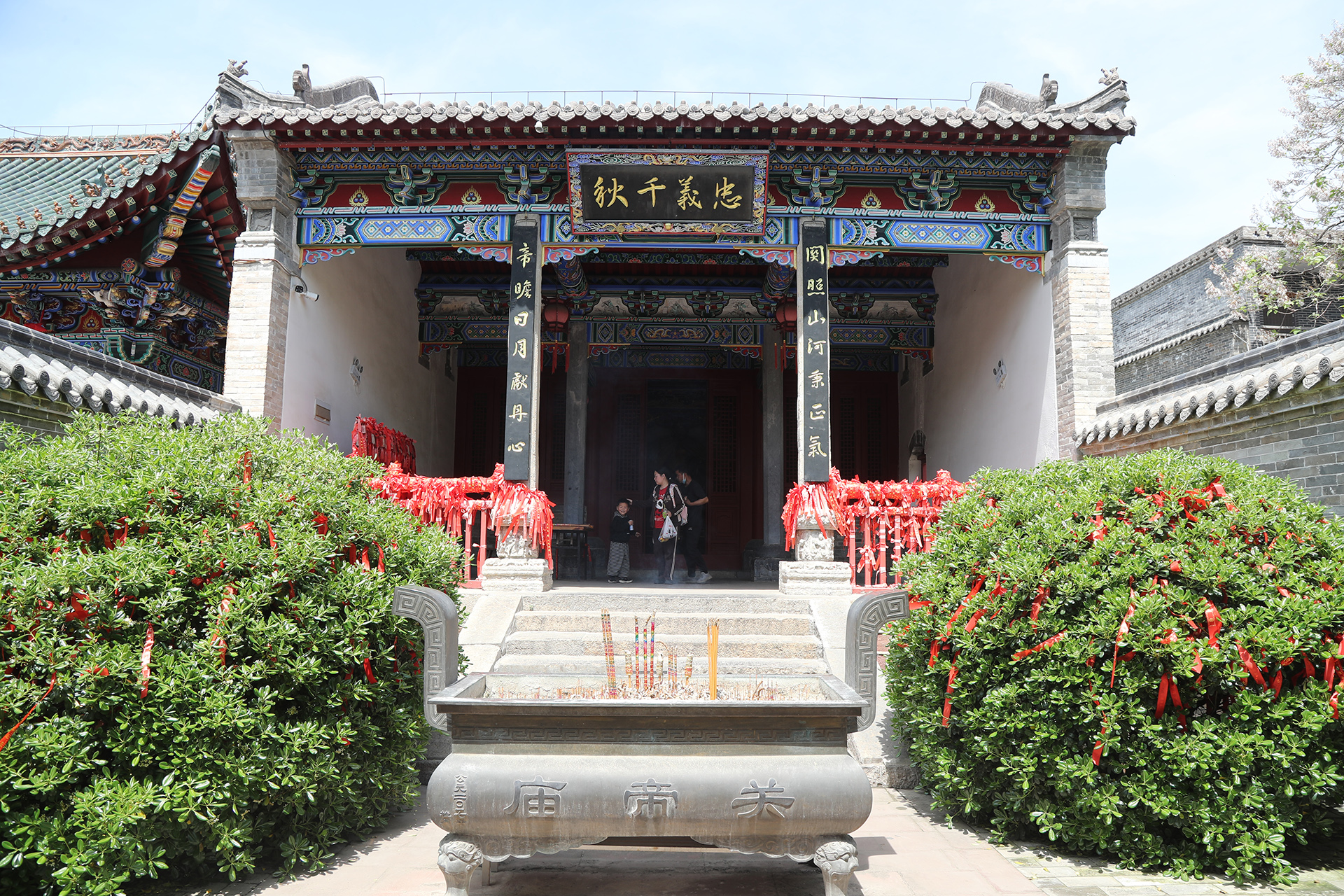 Les gens visitent le temple Guandi dans la vieille ville de Shenhou à Yuzhou, province du Henan. /CGTN