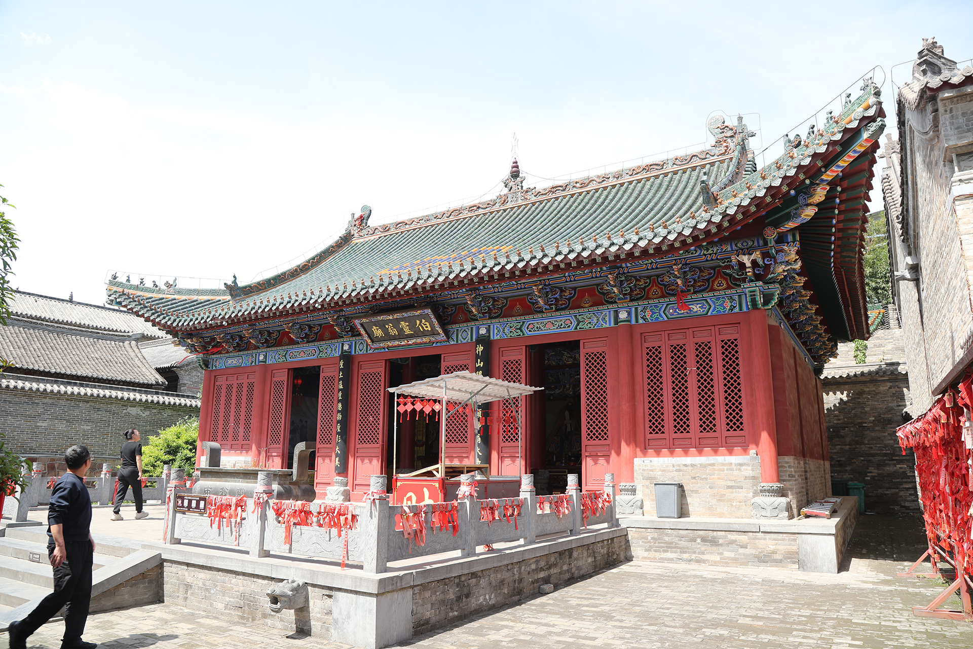Les visiteurs se dirigent vers la salle du Dieu du four dans le temple de Bolingweng, dans l'ancienne ville de Shenhou, à Yuzhou, dans la province du Henan. /CGTN