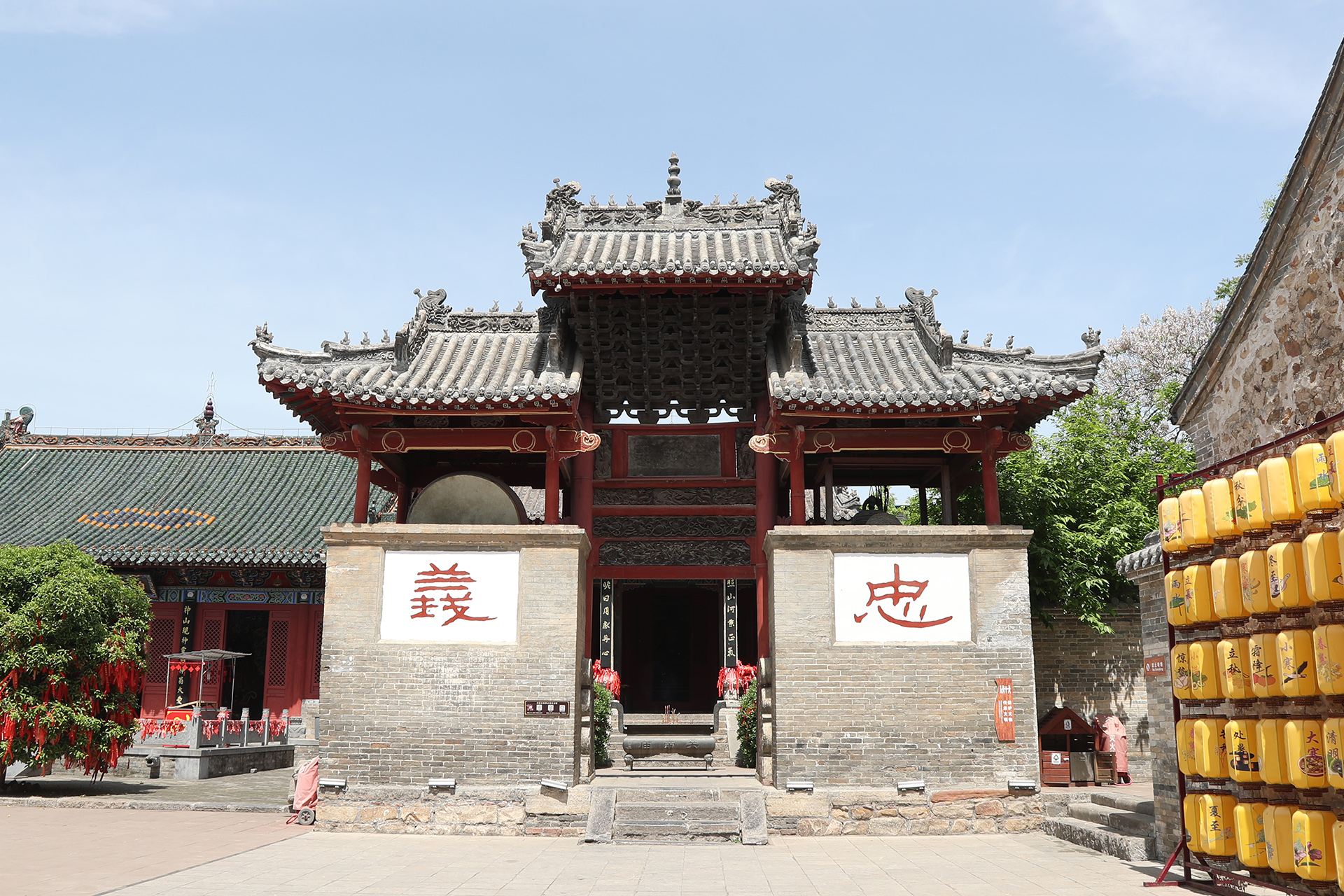 Au temple Guandi, à côté du temple Bolingweng, dans l'ancienne ville de Shenhou à Yuzhou, province du Henan, le clocher, la tour du tambour et l'arche en bois sont combinés en une seule structure. L'arche en bois se distingue par son système de supports en dougong à treize niveaux. /CGTN